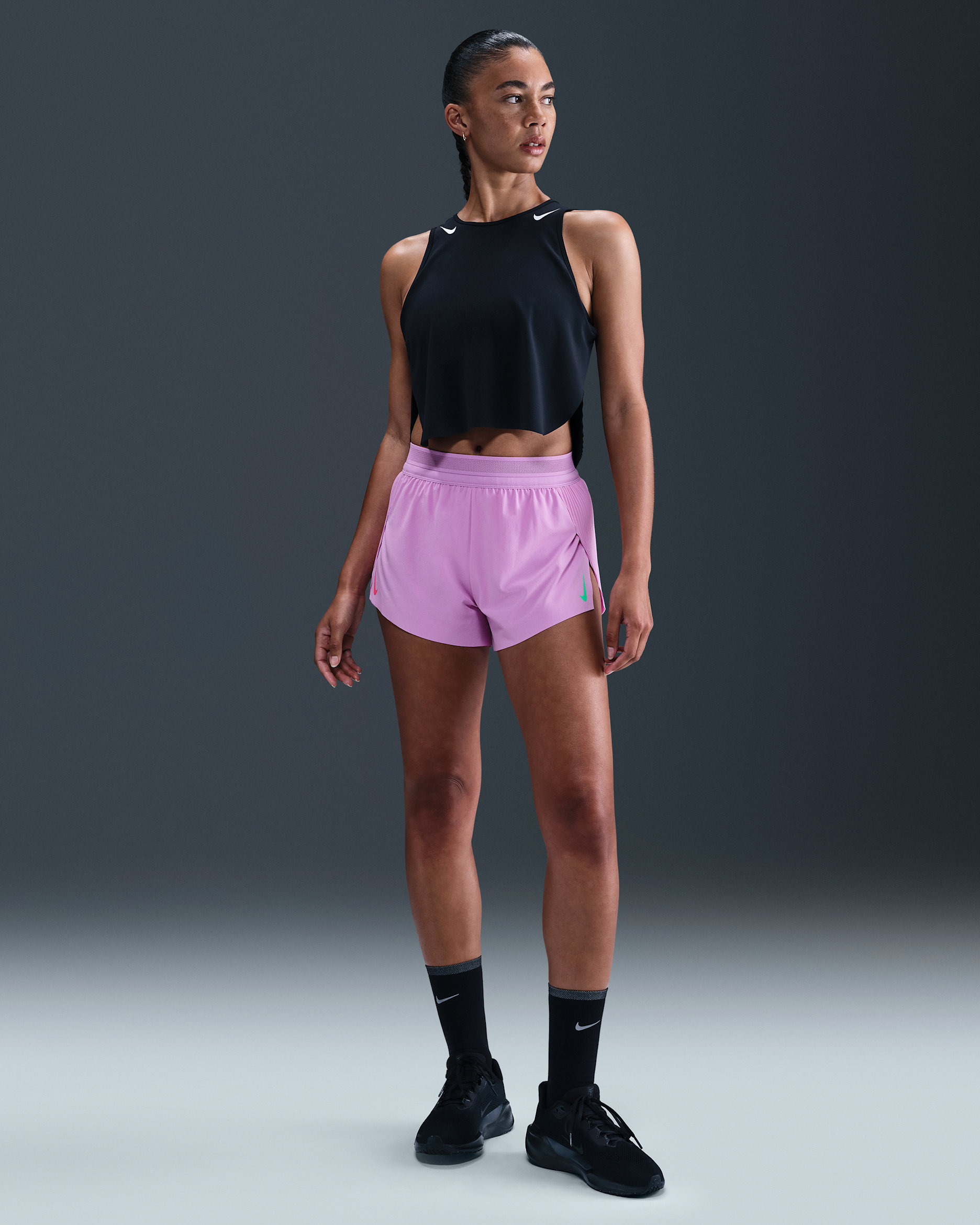 Shorts de correr Dri-FIT ADV de tiro medio de 8 cm con forro de ropa interior para mujer Nike AeroSwift - Fucsia enérgico/Rosa margarita/Verde impacto
