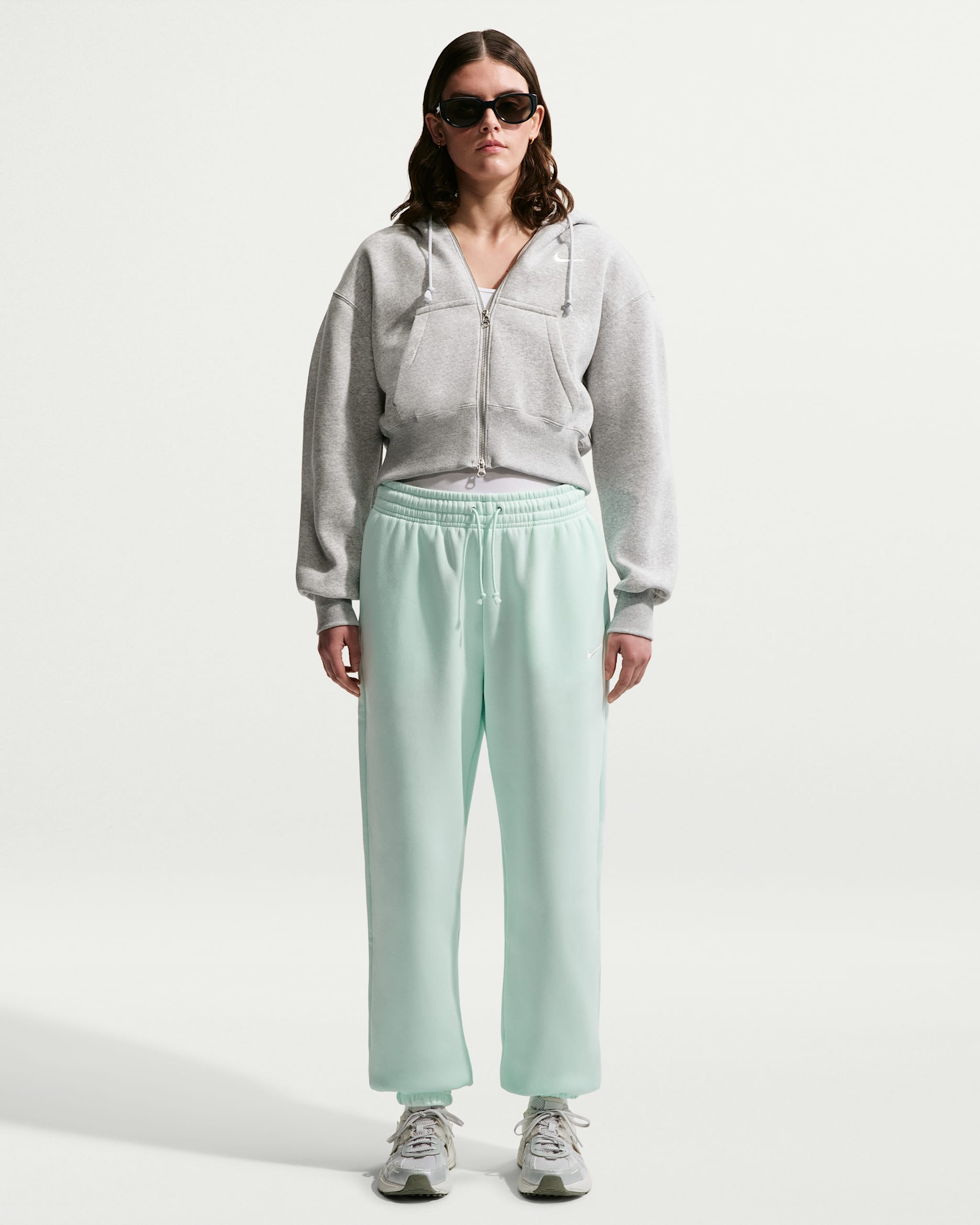 Nike Sportswear Phoenix Fleece Oversize-Trainingshose mit hohem Taillenbund für Damen - Barely Green/Sail