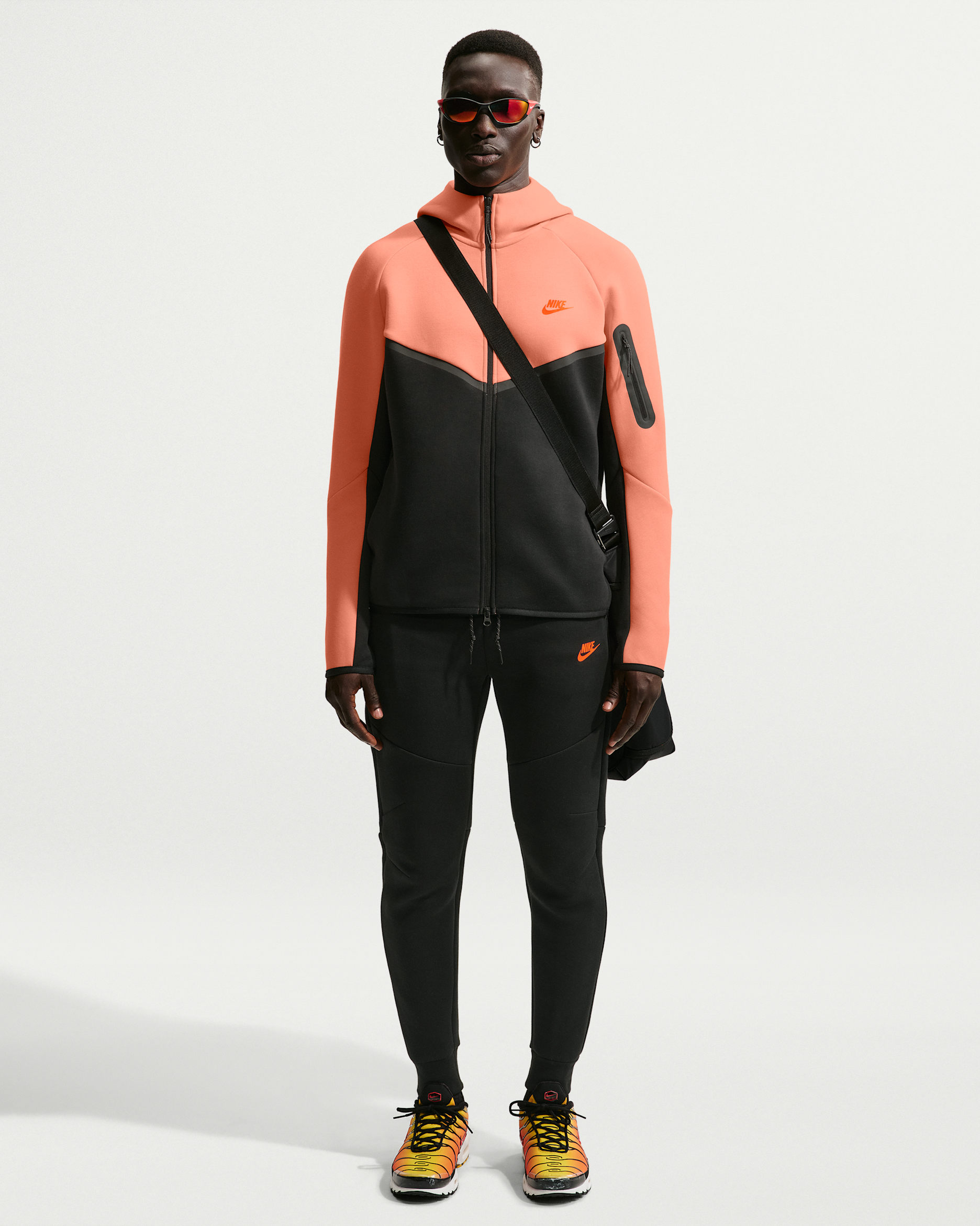 Nike Tech Fleece-Jogger (Herren) - Schwarz/Hyper Crimson