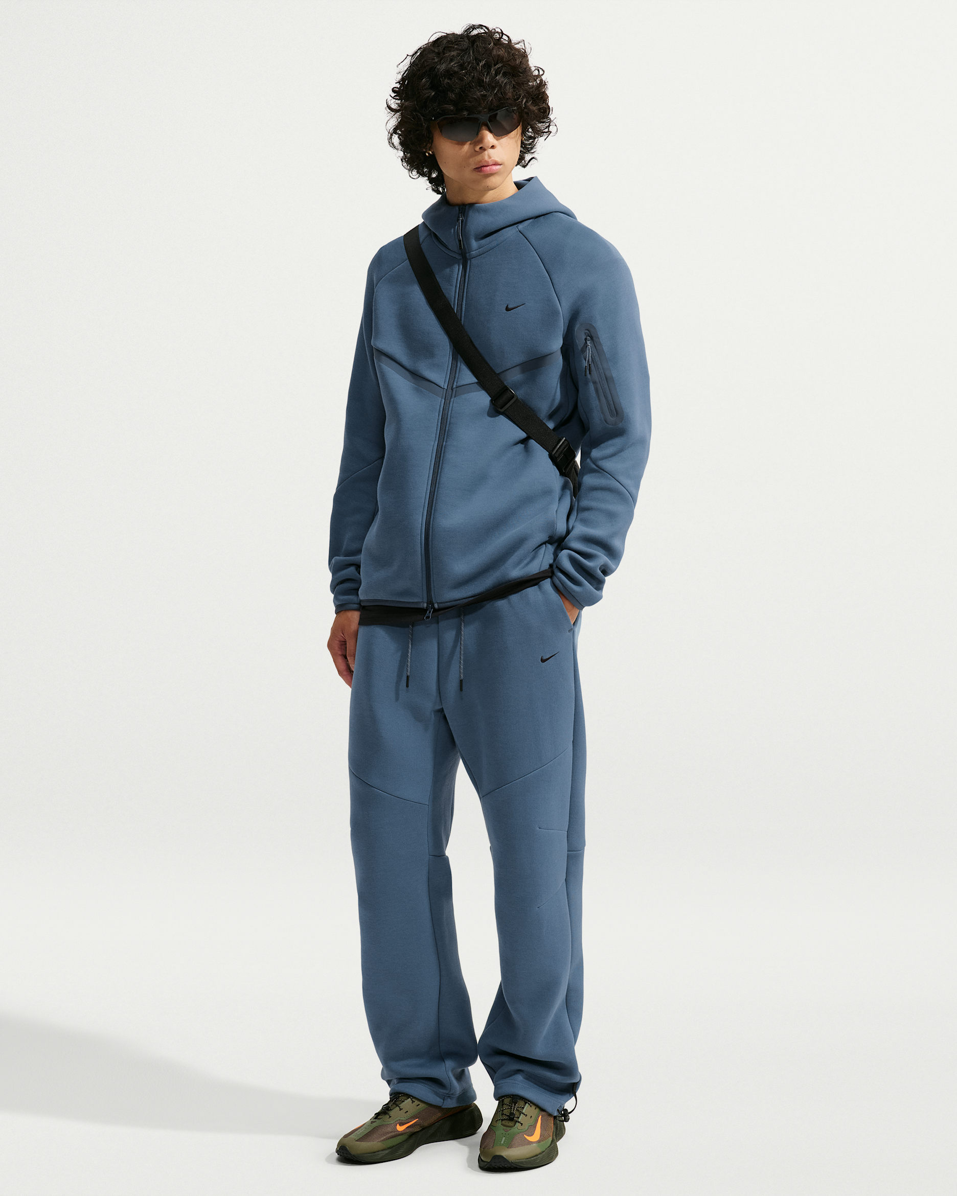 Pants de tejido Fleece con detalles de diseño reflejante con dobladillo abierto para hombre Nike Tech - Pizarra nuevo/Trueno azul/Negro