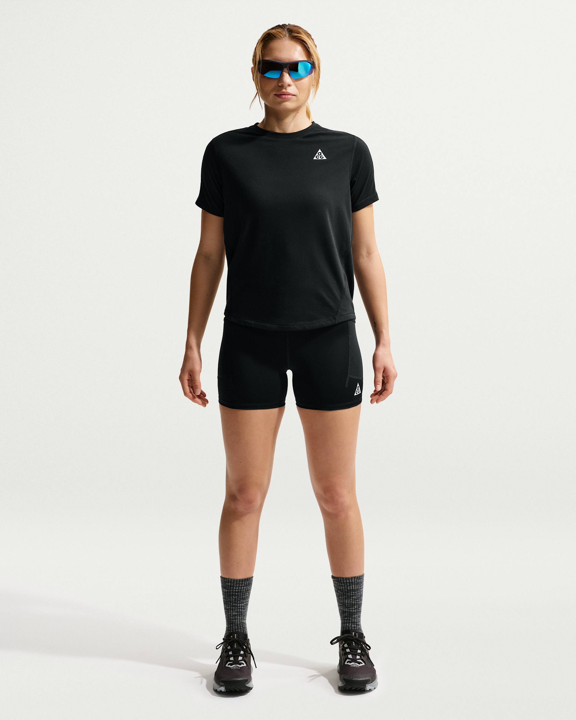 Nike ACG Pantalons curts de trail running de 10 cm amb cintura alta Dri-FIT - Dona - Negre/Summit White