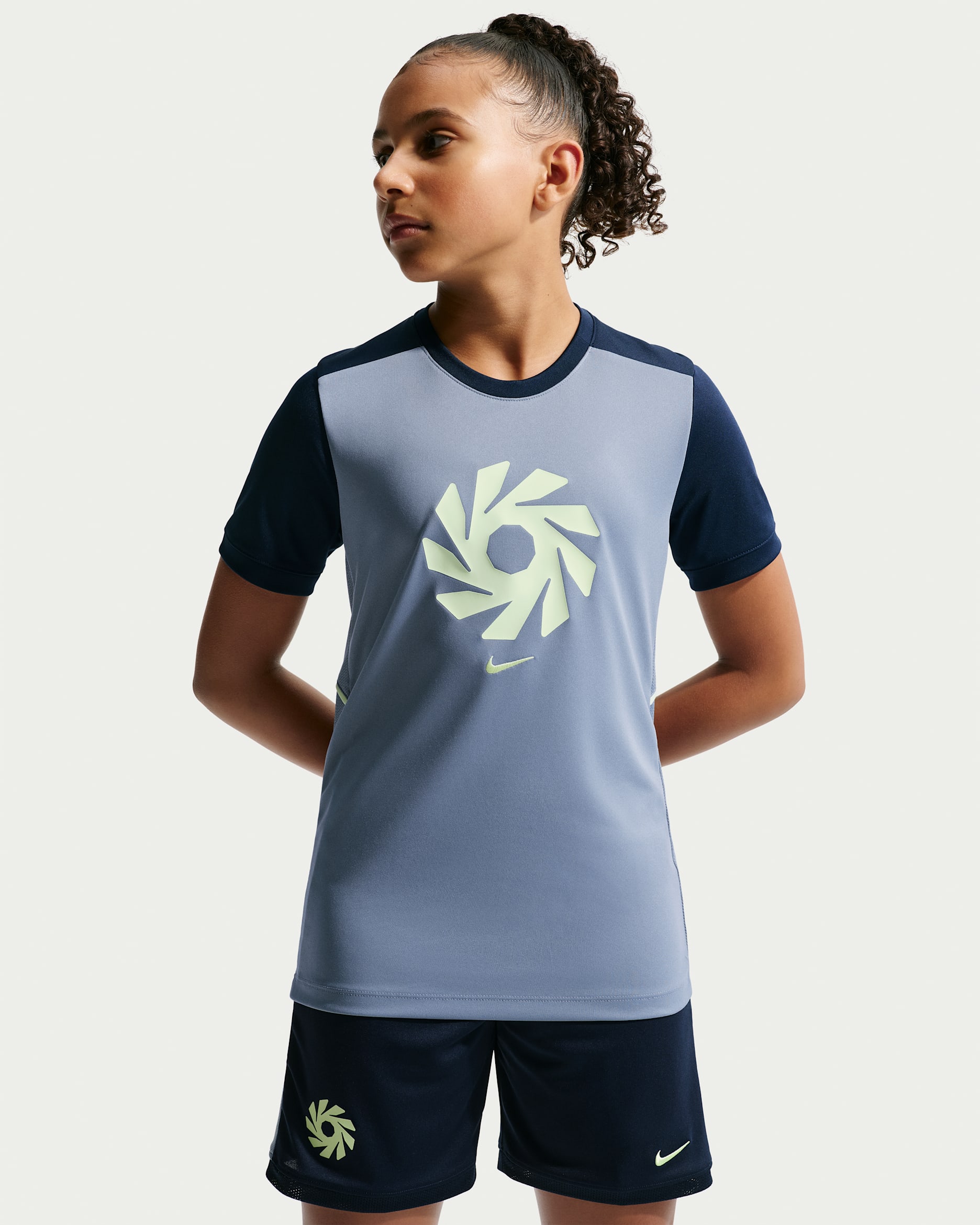 Playera de futbol de manga corta Nike Dri-FIT para niños talla grande Erling Haaland Academy - Pizarra cenizo/Azul eclipse/Voltio ligero/Voltio ligero