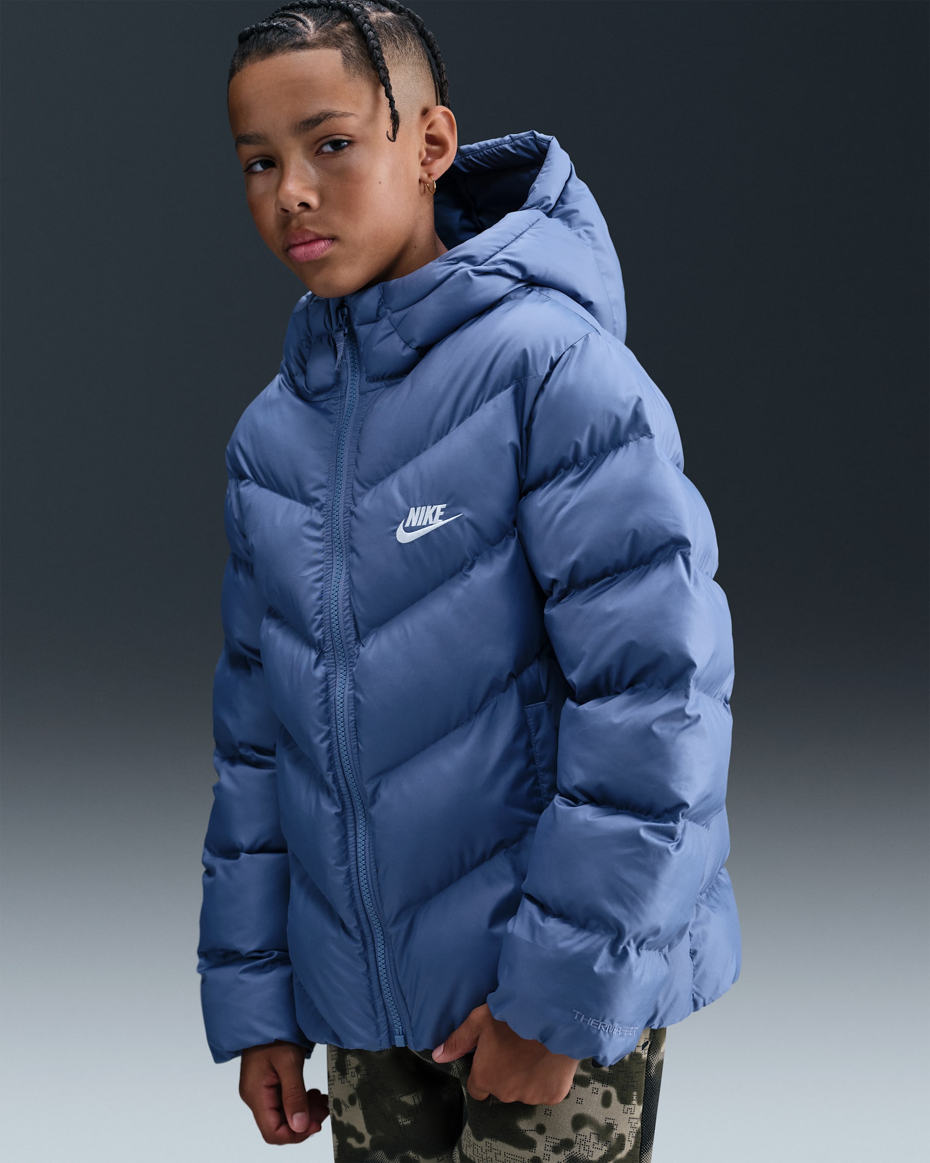 Nike Sportswear All Day Play Older Kids' Therma-FIT Loose-Fit Puffer Jacket - World Indigo/White
