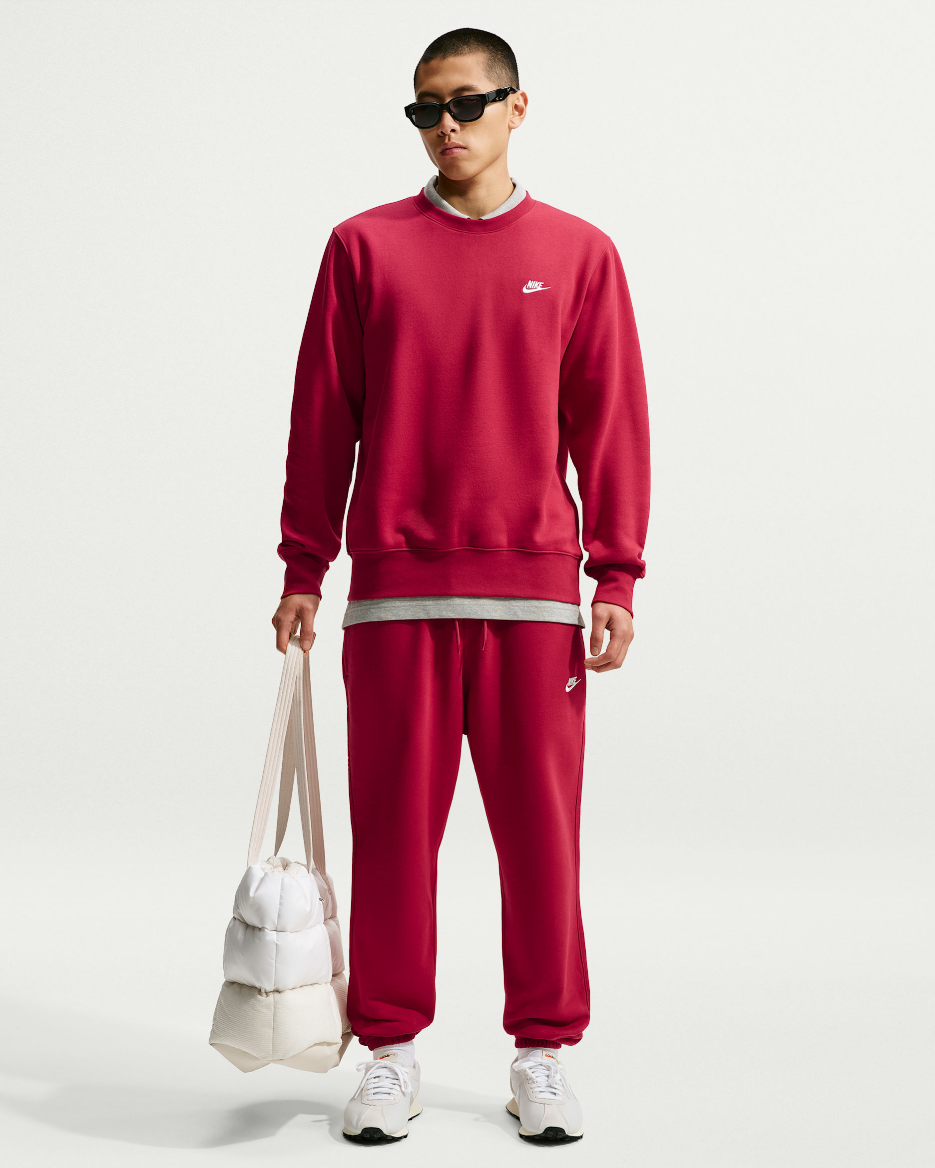 Pants de tejido Fleece cepillado con puños para hombre Nike Club - Rojo duro/Rojo duro/Blanco