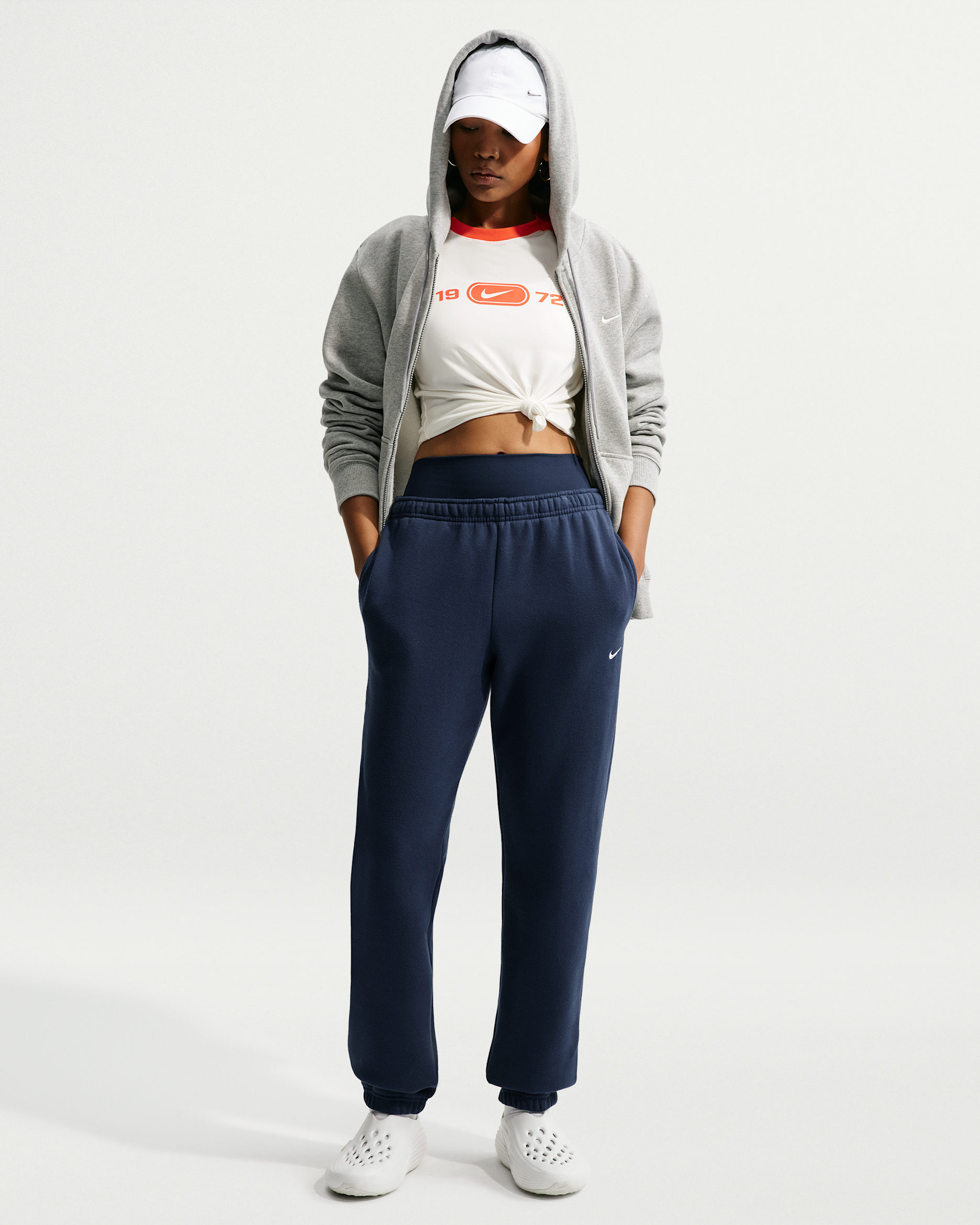 Nike Studio Fleece mellomtykk bukse med middels høy midje og mansjetter til dame - Midnight Navy/Sail
