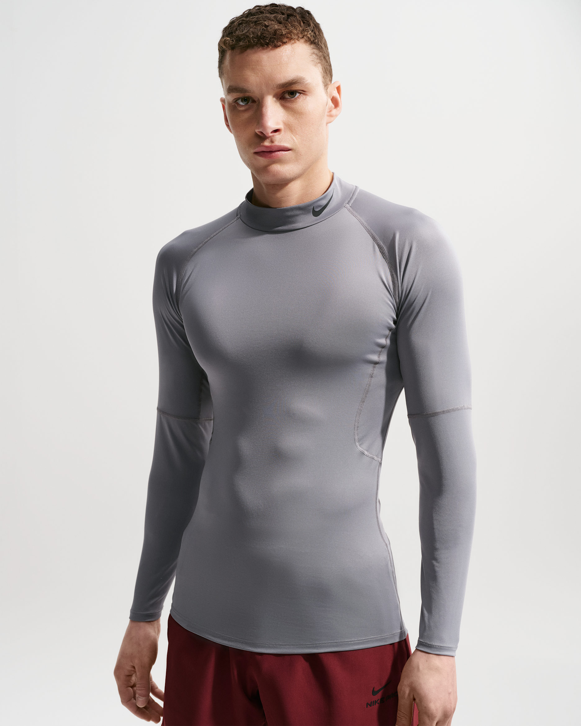 Pánské fitness tričko Nike Pro Dri-FIT s dlouhým rukávem a stojáčkem - Smoke Grey/Černá
