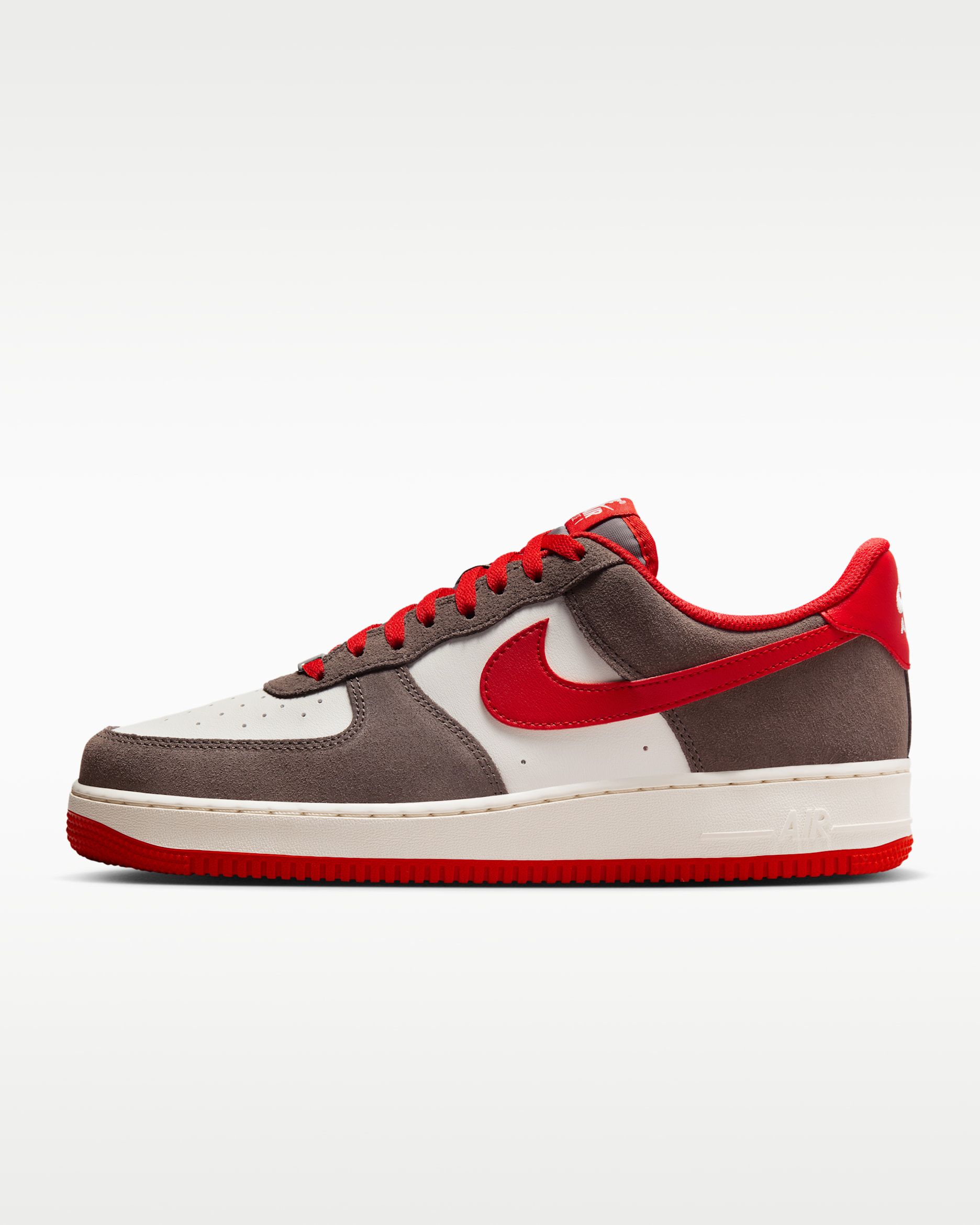 Tenis para hombre Nike Air Force 1 '07 LV8 - Cueva/Vela/Rojo universitario