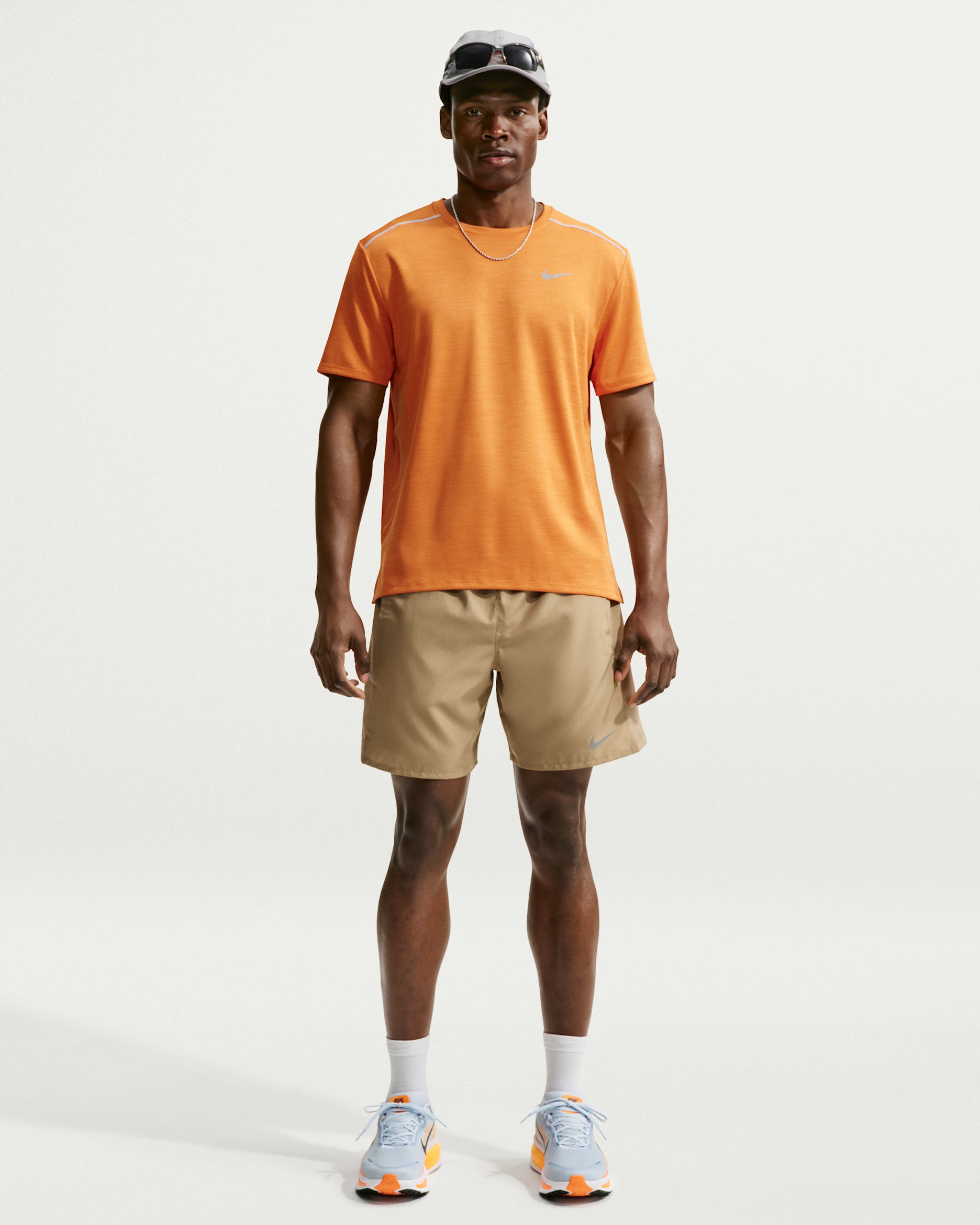 Shorts de correr Dri-FIT de 18 cm sin forro para hombre Nike Miler - Avellana/Camuflaje del desierto
