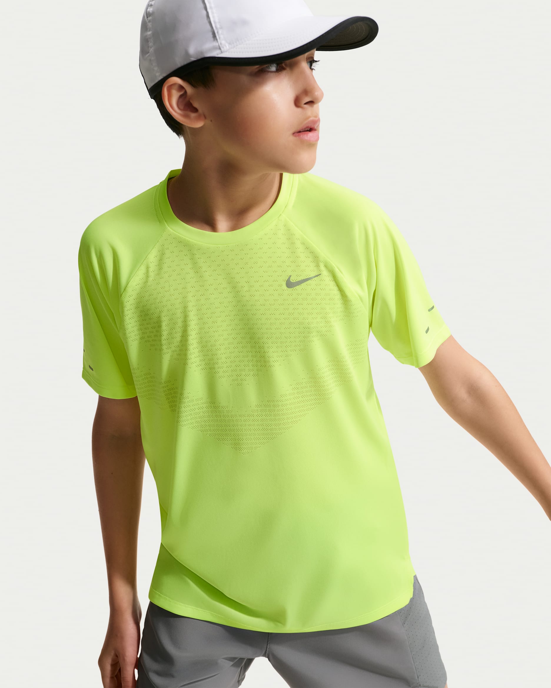 Nike Stride Older Kids' Dri-FIT Short-Sleeve Top - Volt Ice