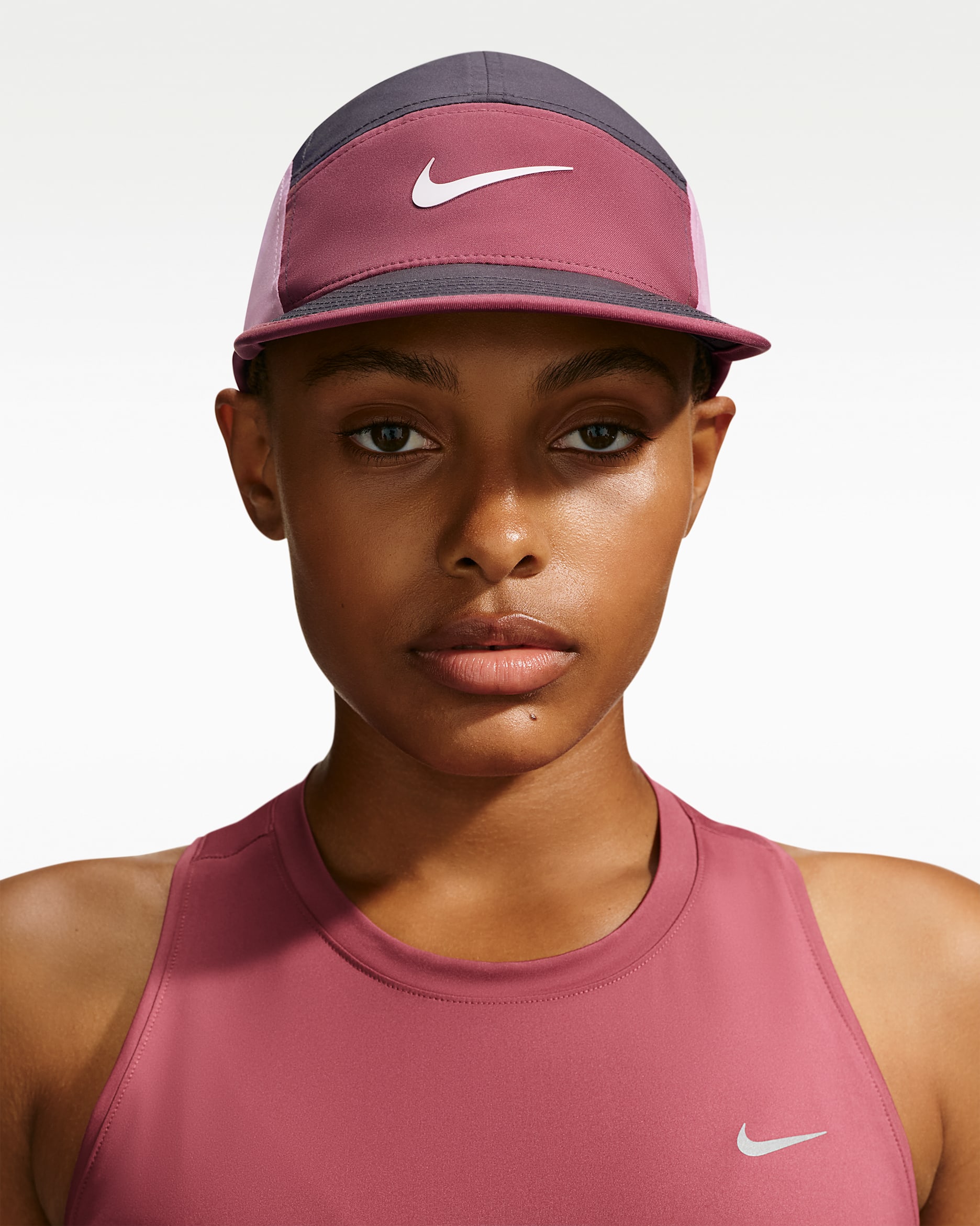 Cappello morbido con Swoosh Nike Fly Dri-FIT - Gridiron/Pink Smoke/Antracite/Bleached Lilac