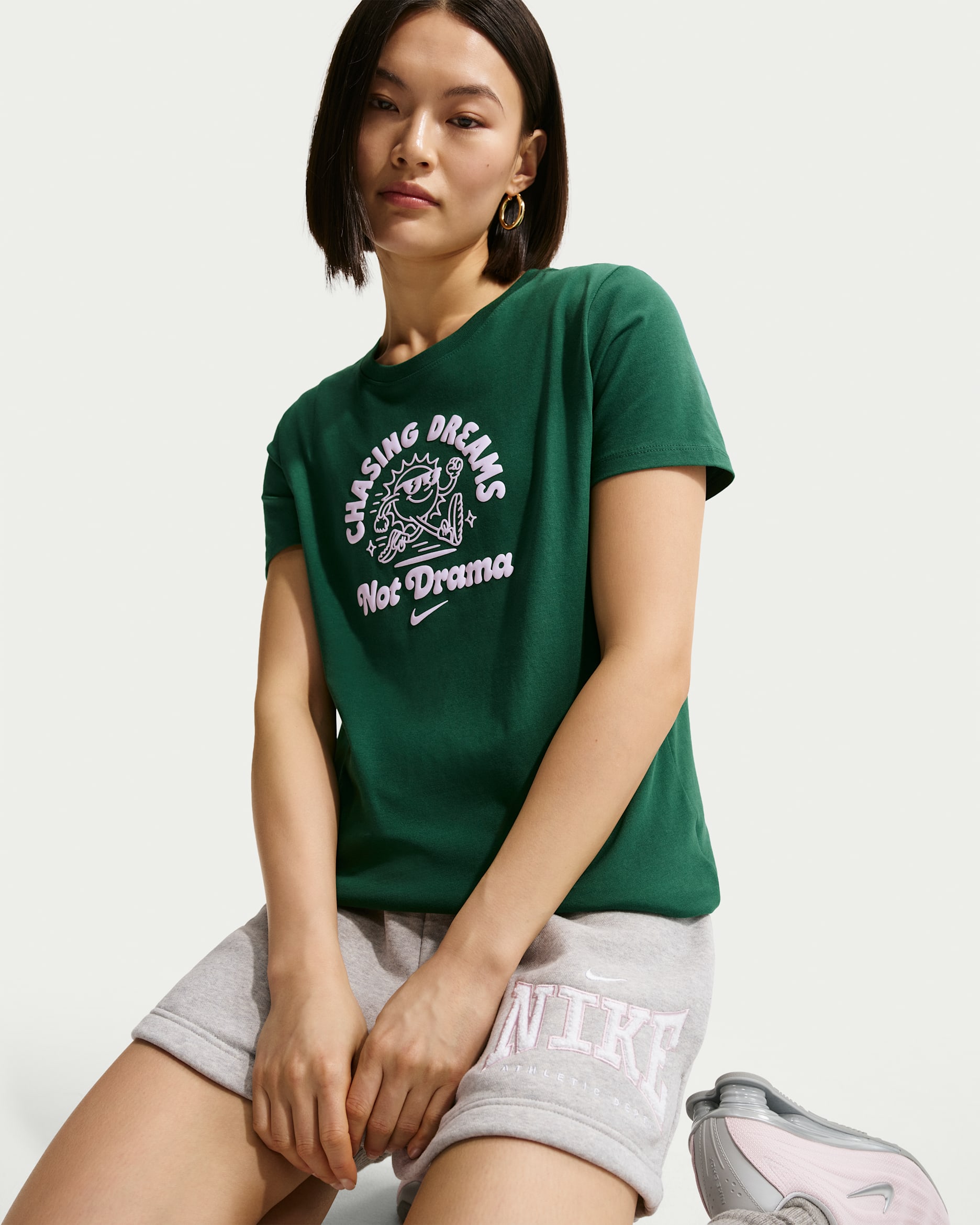 Nike Sportswear Club 女款短袖 T 恤 - Sport Green