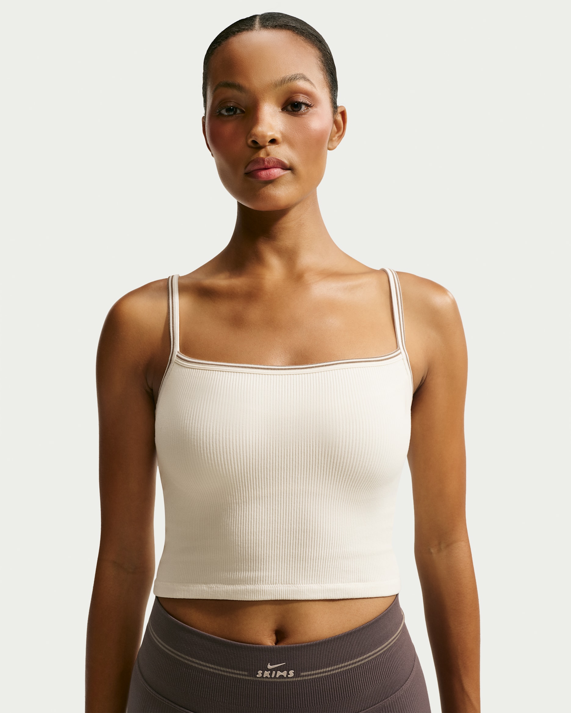 NikeSKIMS ribbestrikket, sømløs camisinglet til dame - NSKM Actv Ivory/NSKM Resin/NSKM Actv Ivory