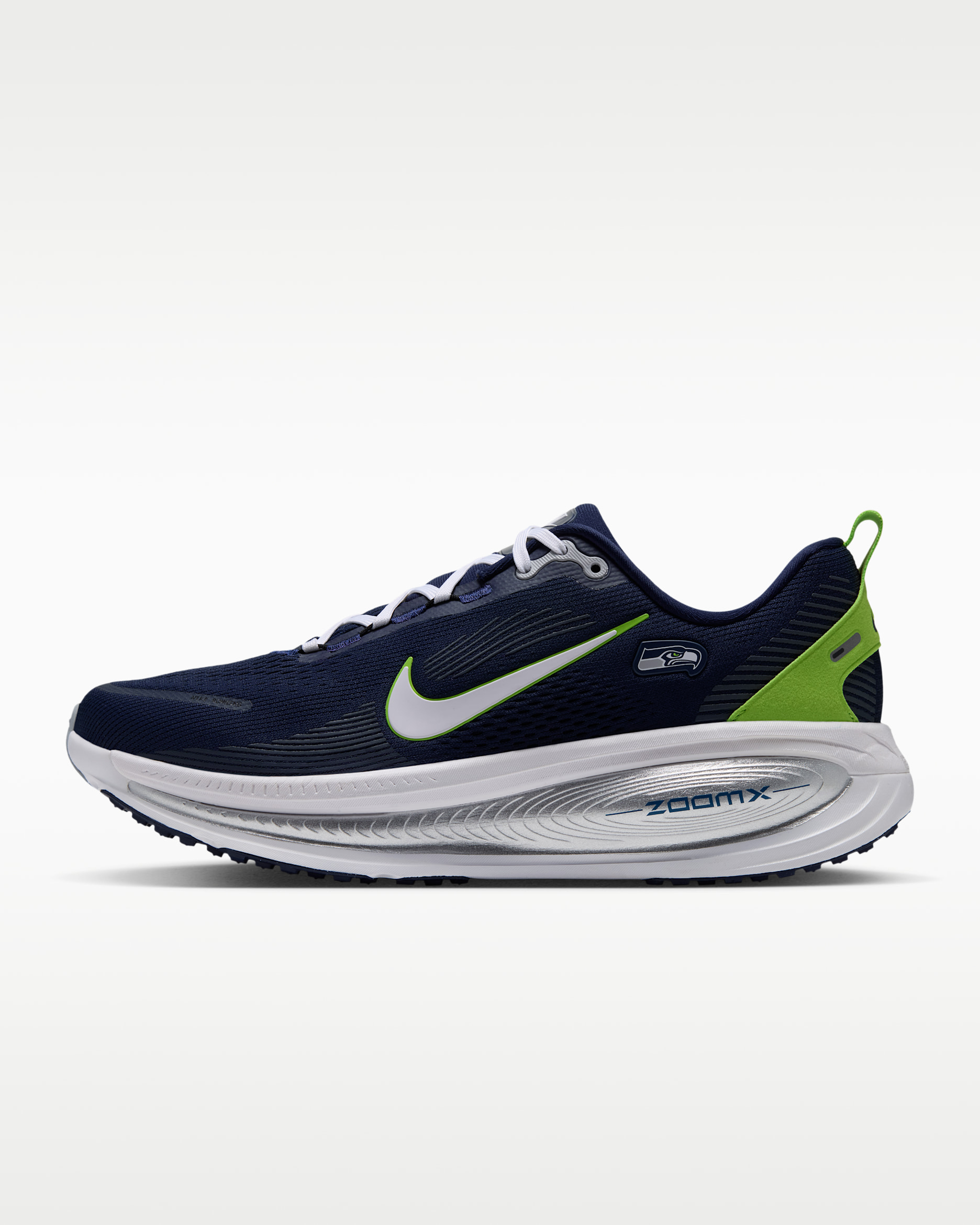 Tenis de correr en pavimento de la NFL para hombre Nike Vomero 18 (Seattle Seahawks) - Azul marino universitario/Gris lobo/Blanco