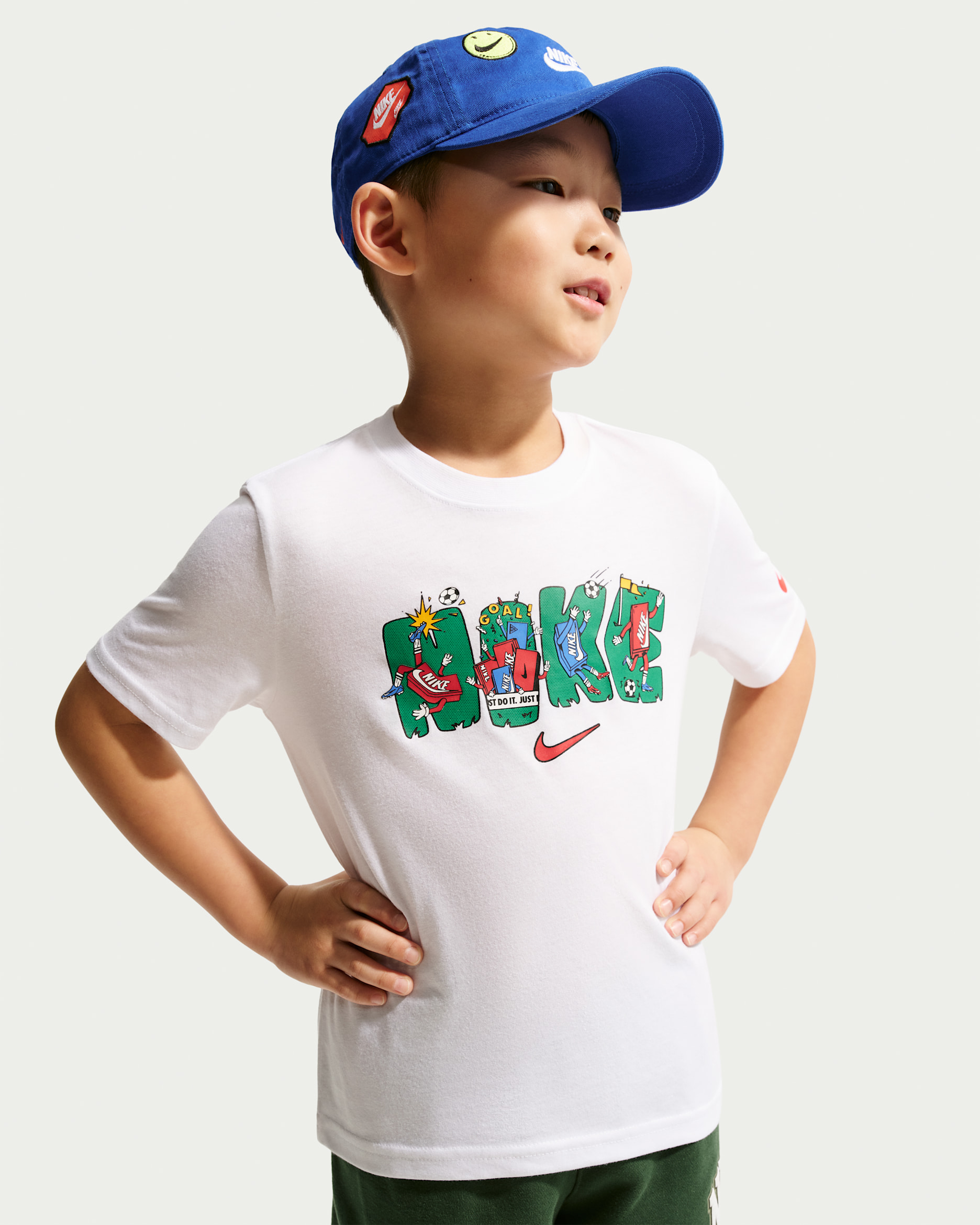 Playera con gráfico de varios deportes de corte cuadrado para niños talla pequeña Nike - Blanco
