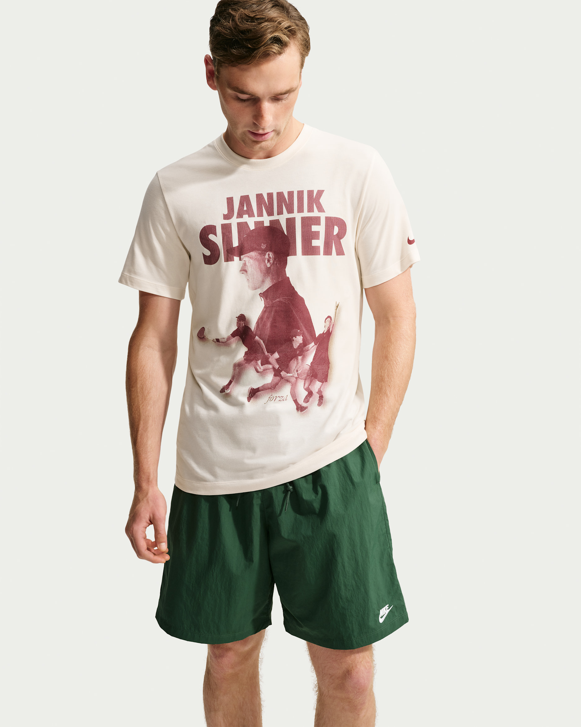 Playera de tenis con gráfico NikeCourt Dri-FIT para hombre Jannik Sinner - Marfil pálido