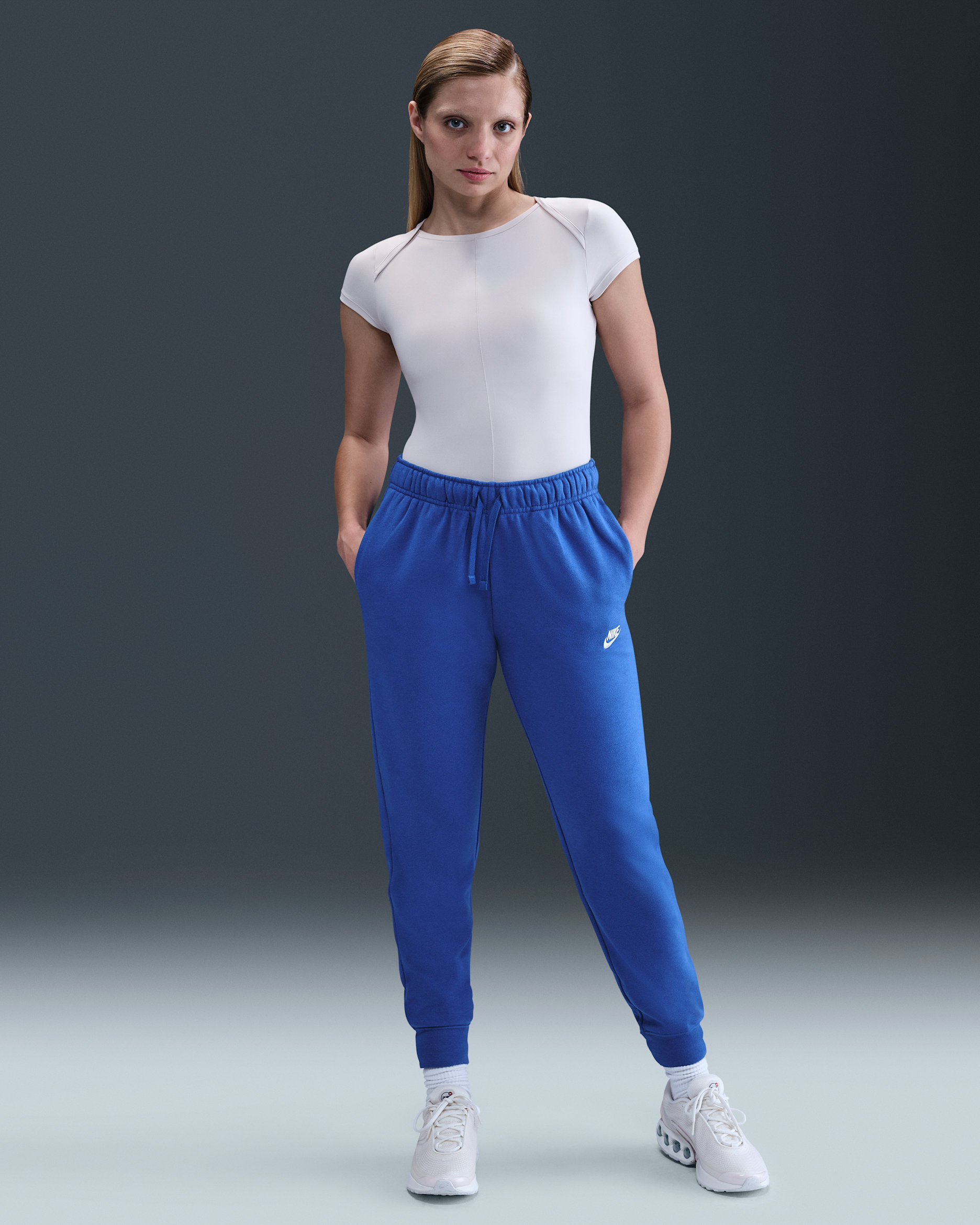 Joggers de tiro medio para mujer Nike Sportswear Club Fleece - Royal juego/Blanco