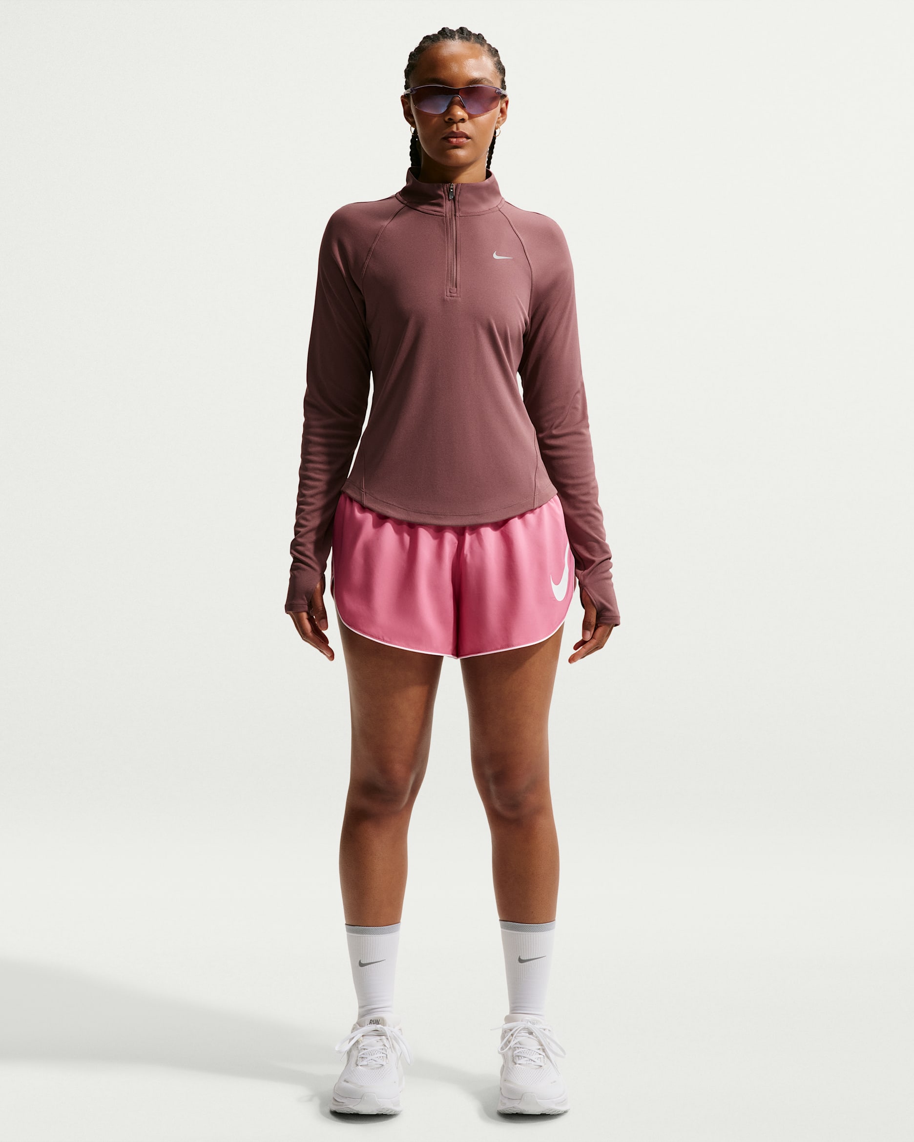Shorts de correr Dri-FIT de tiro medio con forro de ropa interior para mujer Nike Tempo Flow Swoosh - Peonía/Espuma rosa/Blanco