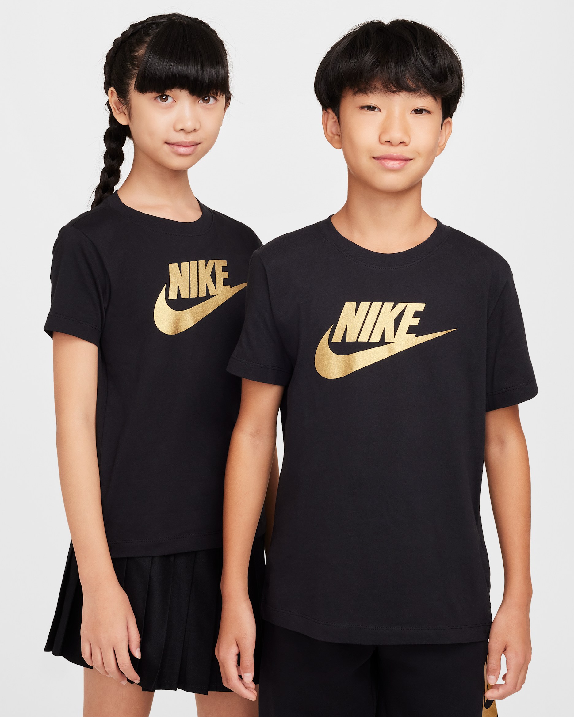 Playera para niños talla grande Nike Sportswear - Negro/Oro metalizado