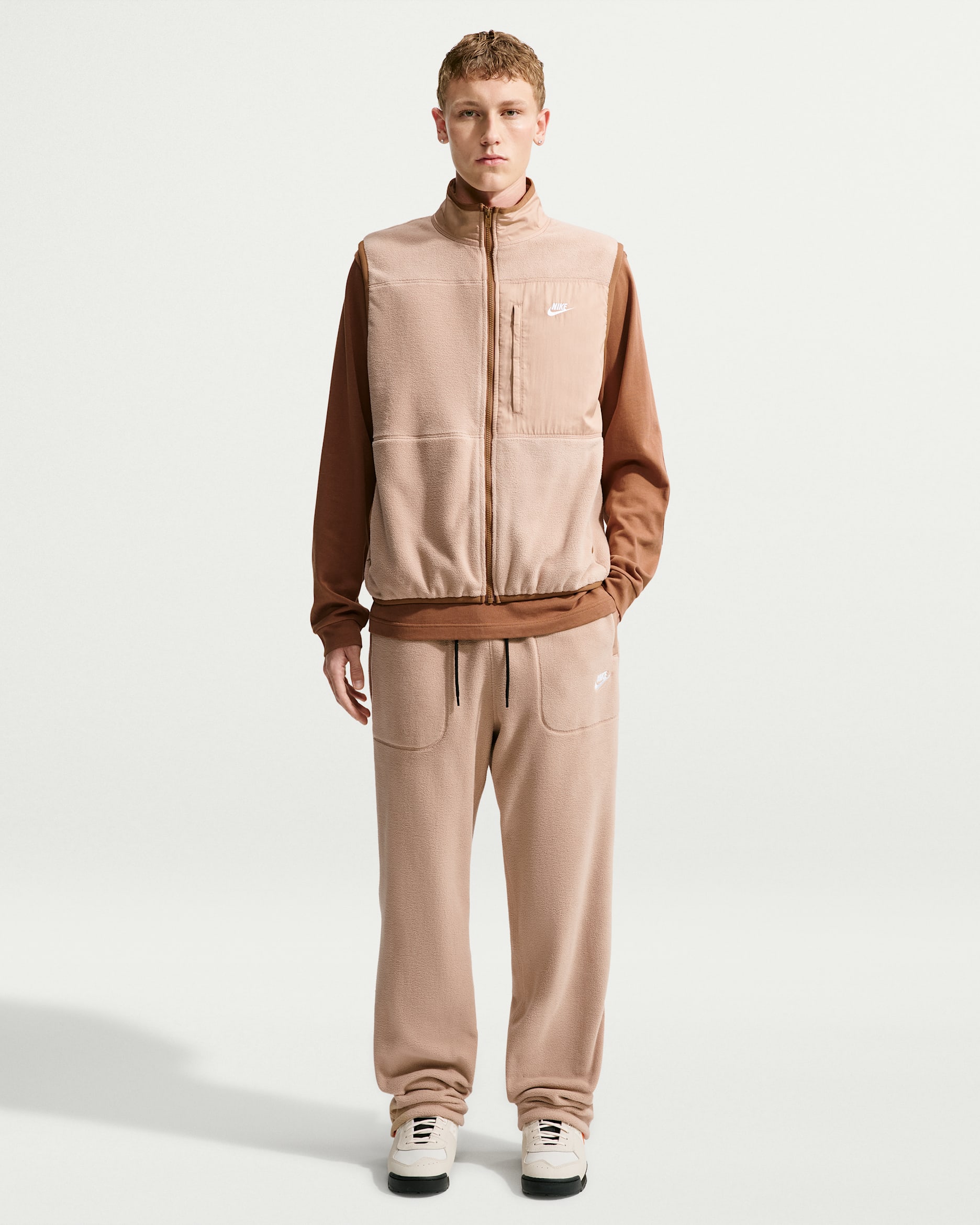Nike Club Pantalón Therma-FIT - Hombre - Hemp/Hemp/Negro/Blanco