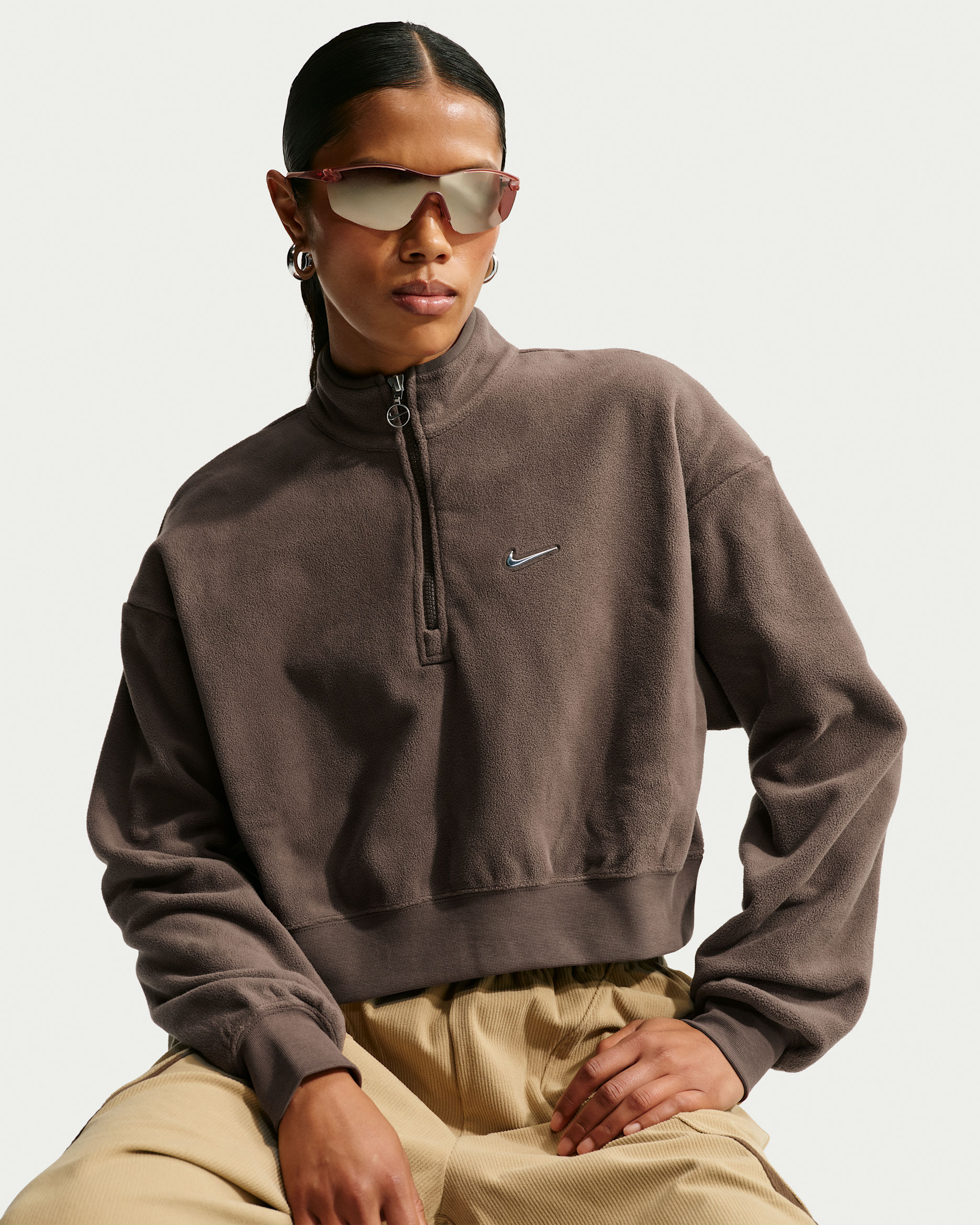 Kort sweatshirt i oversize-modell Nike Sportswear med kvartslång dragkedja för kvinnor - Baroque Brown