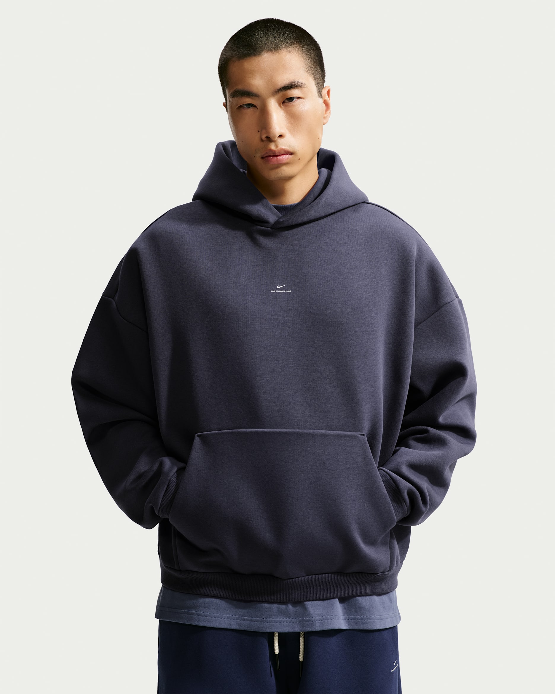 Nike Standard Issue Men's Therma-FIT Brushed Basketball Pullover Hoodie - Gridiron/Pale Ivory