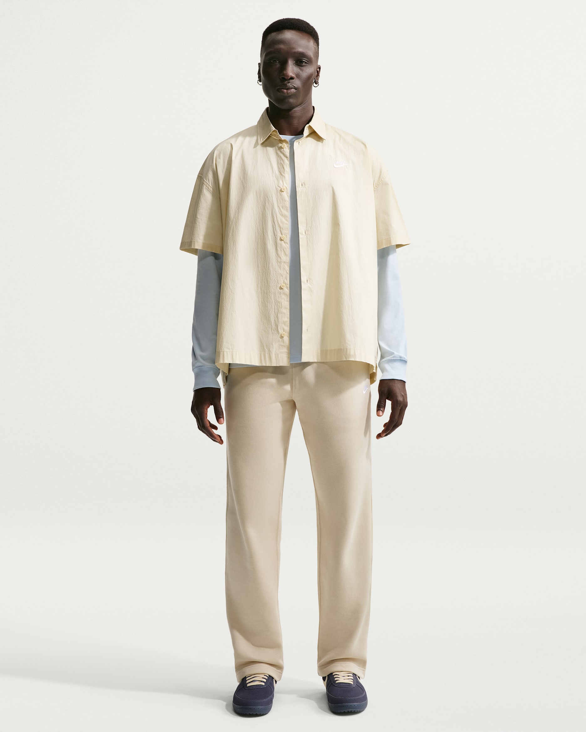 Pantalon en Fleece à ourlet ouvert Nike Club pour homme - Light Khaki/Light Khaki/Blanc