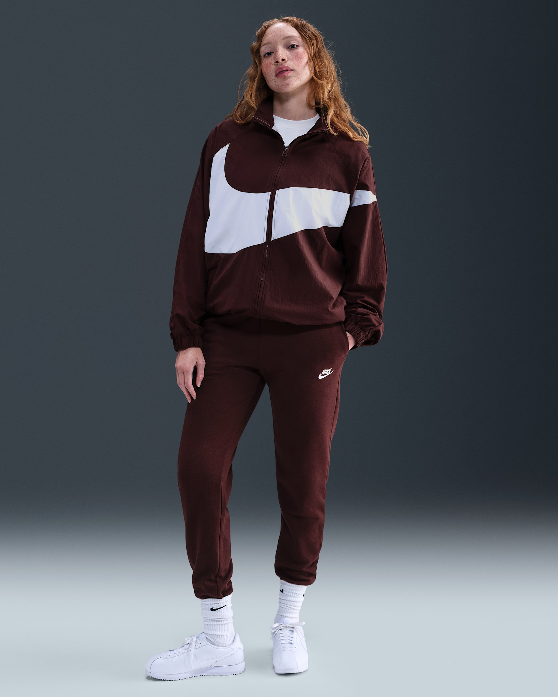 Joggers de tiro medio para mujer Nike Sportswear Club Fleece - Burdeos enérgico/Blanco
