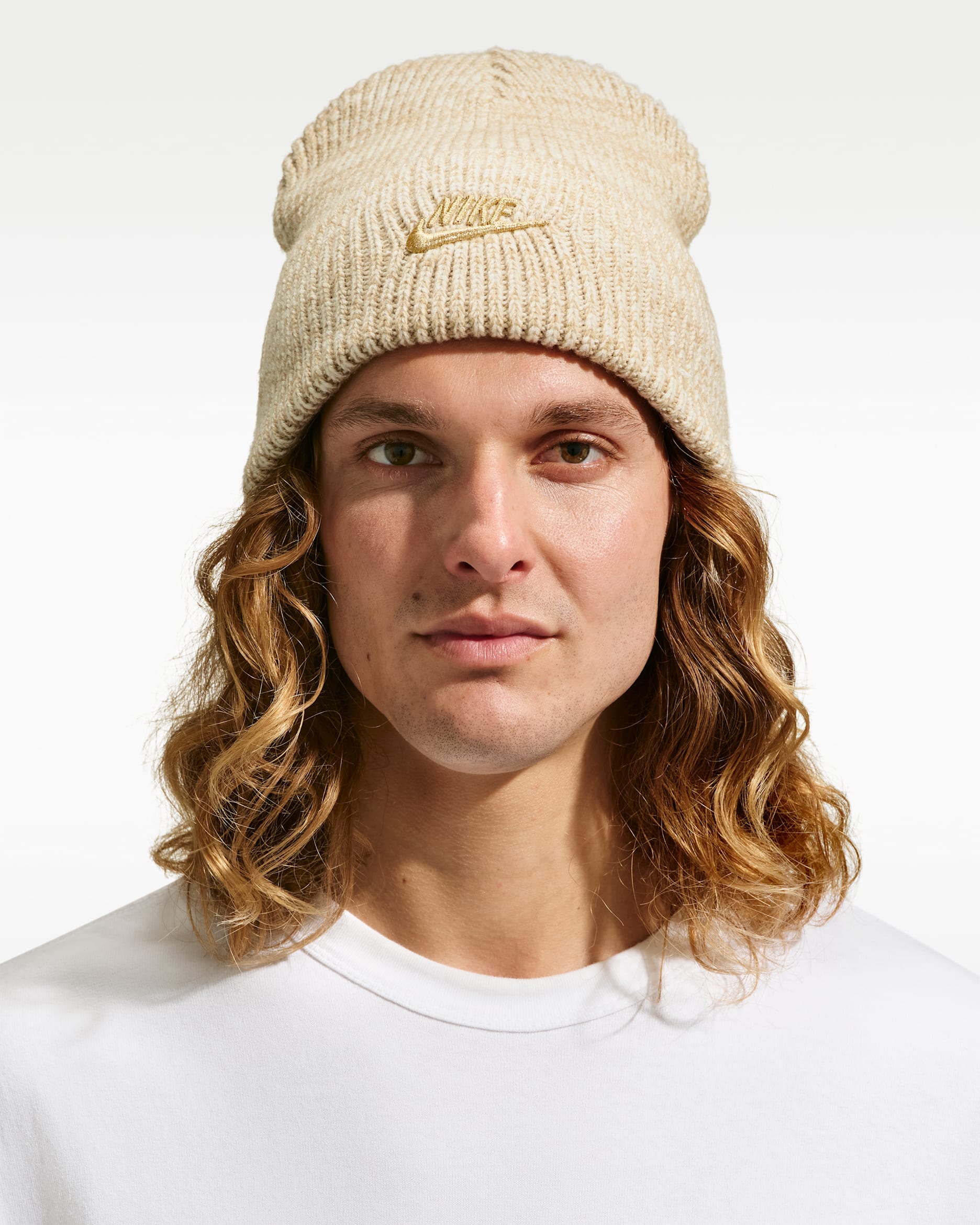 Nike Peak Holiday Beanie mit hohem Bündchen - Filbert/Light Khaki/Sail/Metallic Gold