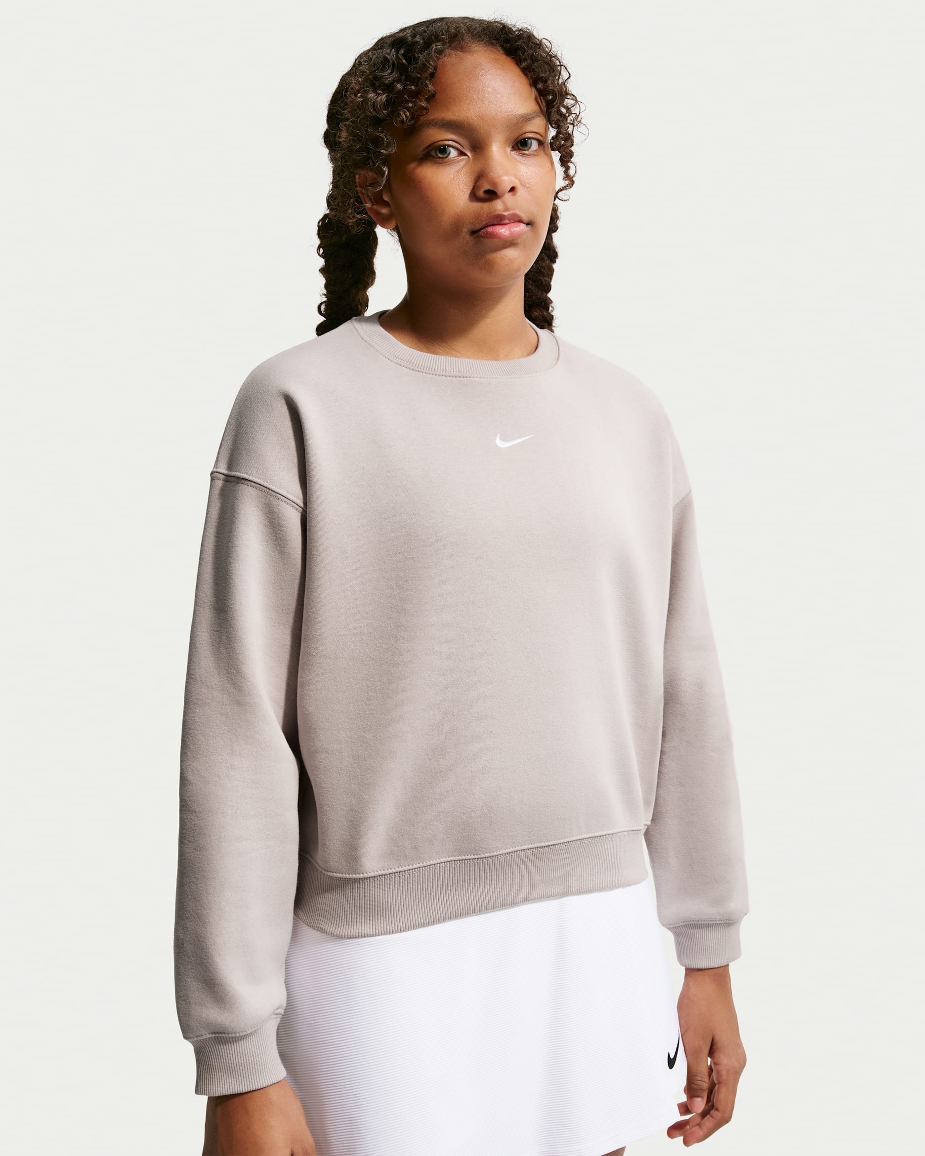 Nike Sportswear Studio Dessuadora de coll rodó de teixit Fleece i disseny quadrat - Nena - Moon Particle/Blanc