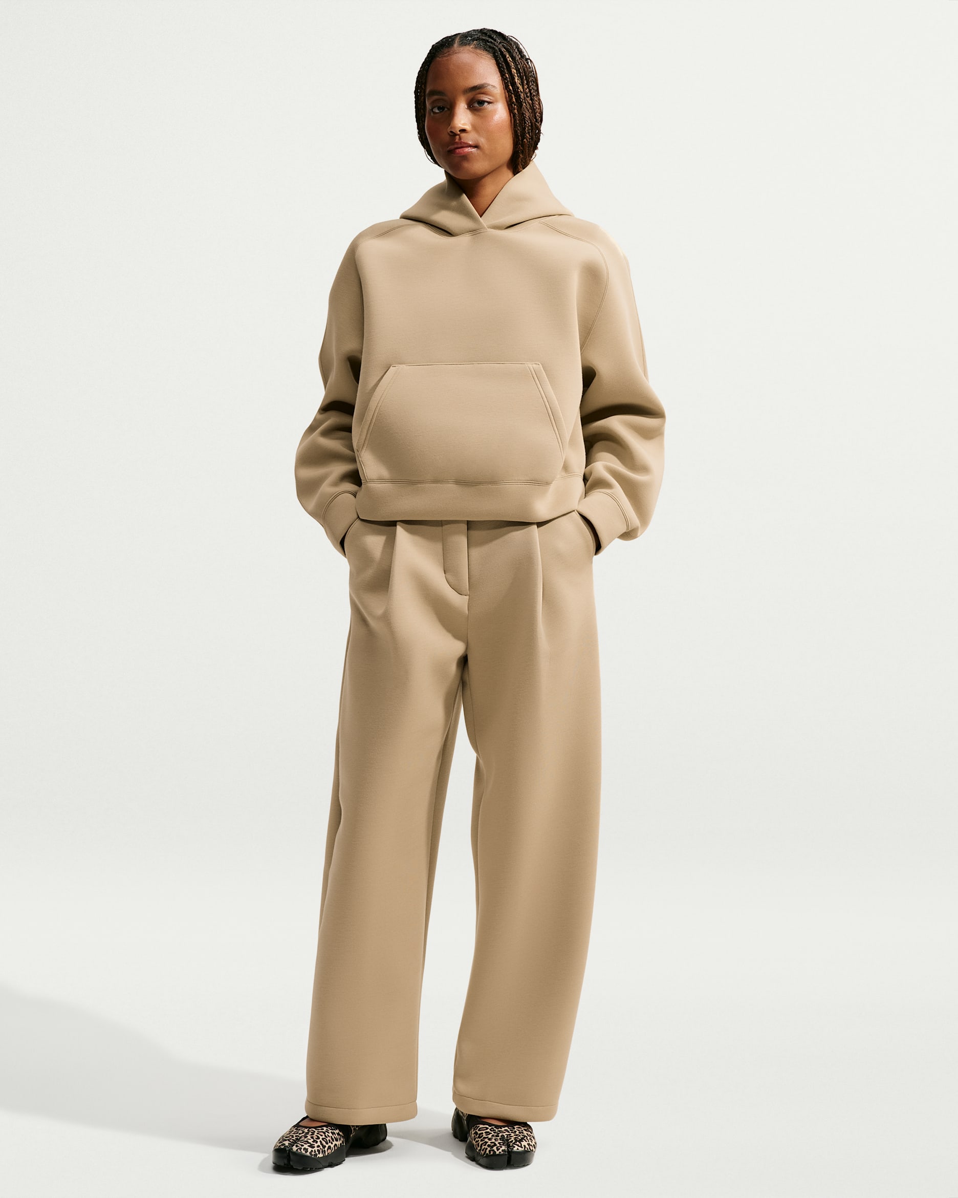 Nike Pregame Fleece Pantalón holgado de talle medio - Mujer - Parachute Beige/Parachute Beige