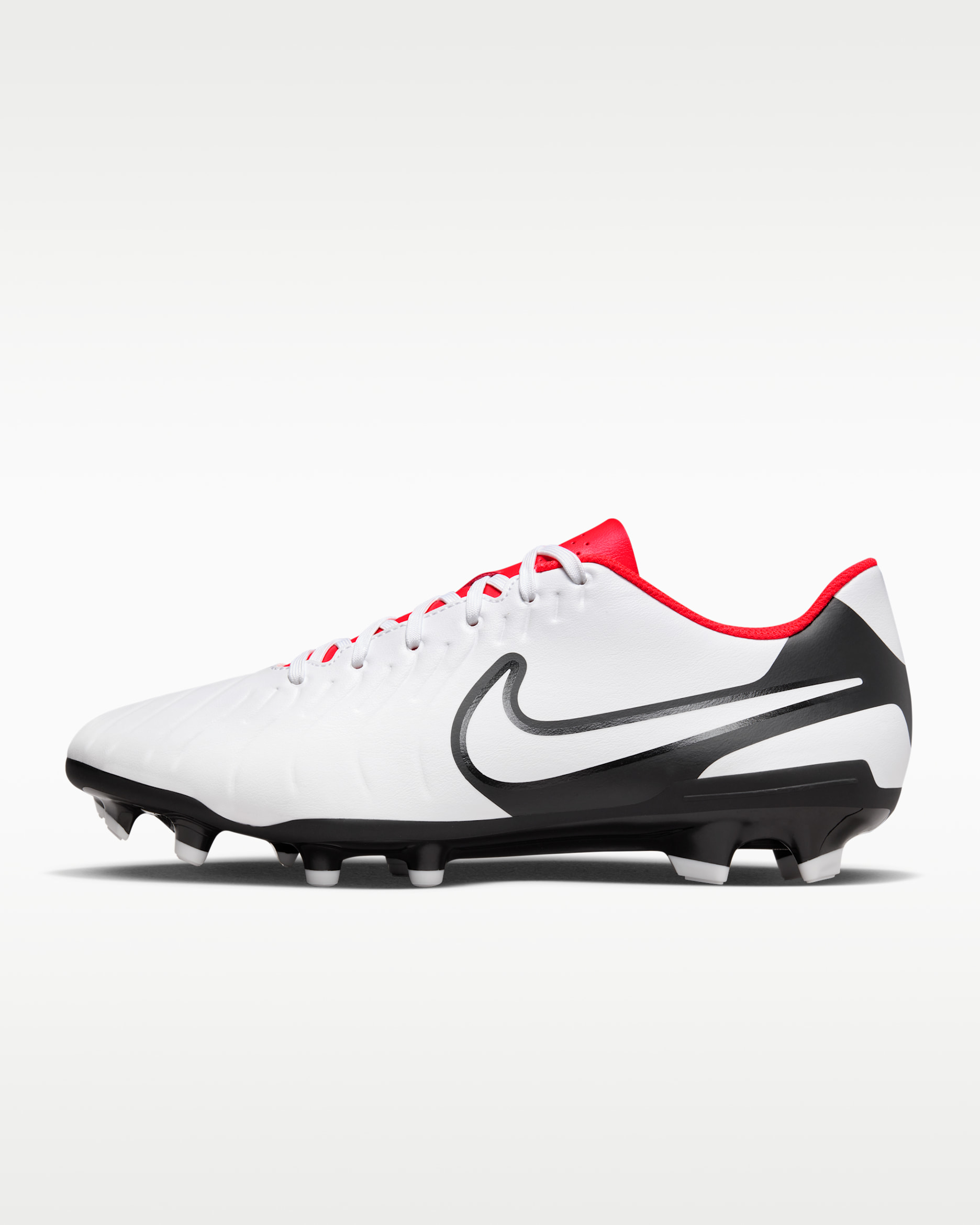 รองเท้าสตั๊ดฟุตบอลไม่หุ้มข้อสำหรับหลายพื้นผิว Nike Tiempo Legend 10 Club - ขาว/Bright Crimson/ดำ