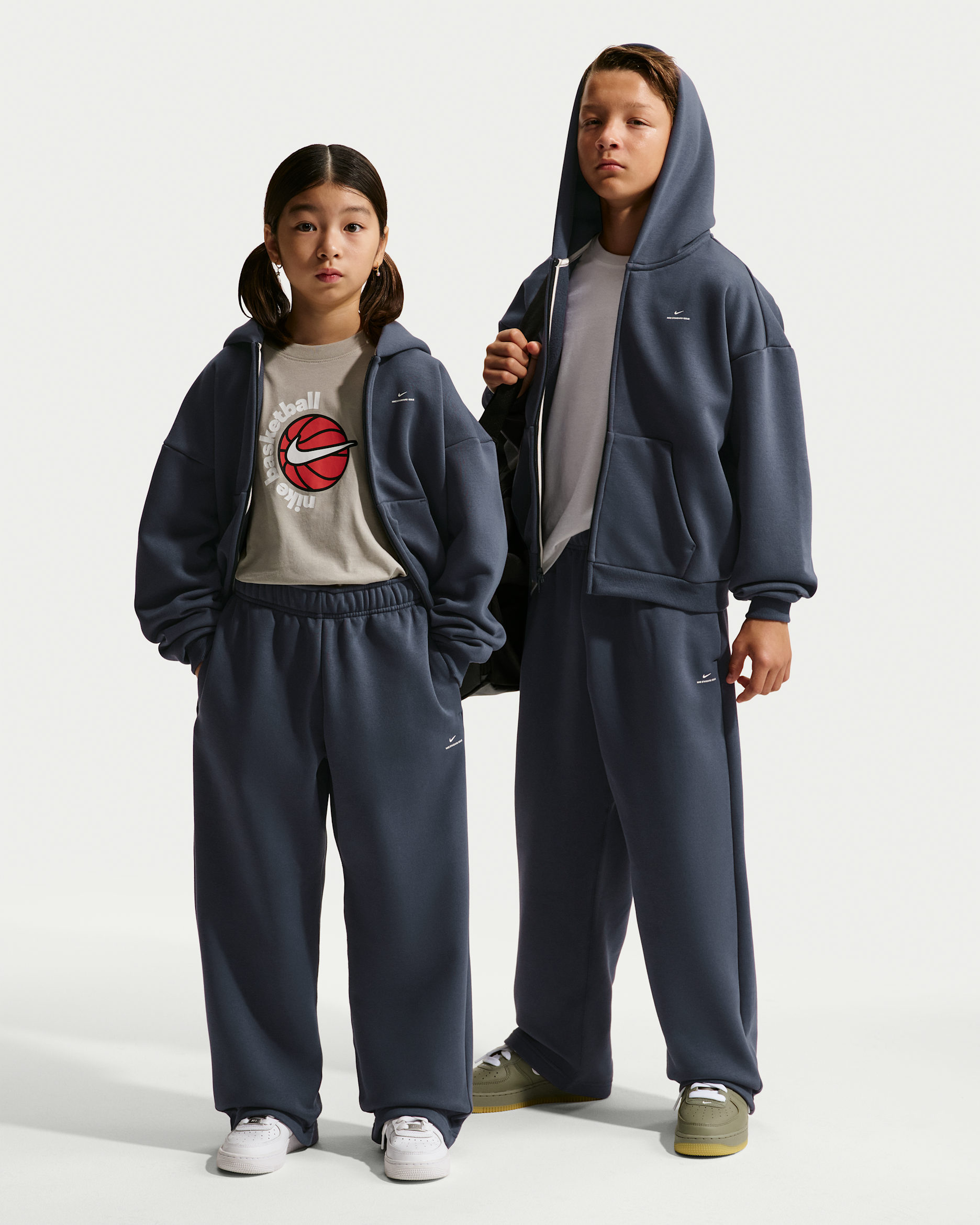 Pants de básquetbol de tejido Fleece cepillado para niños talla grande Nike Standard Issue - Parrilla/Marfil pálido