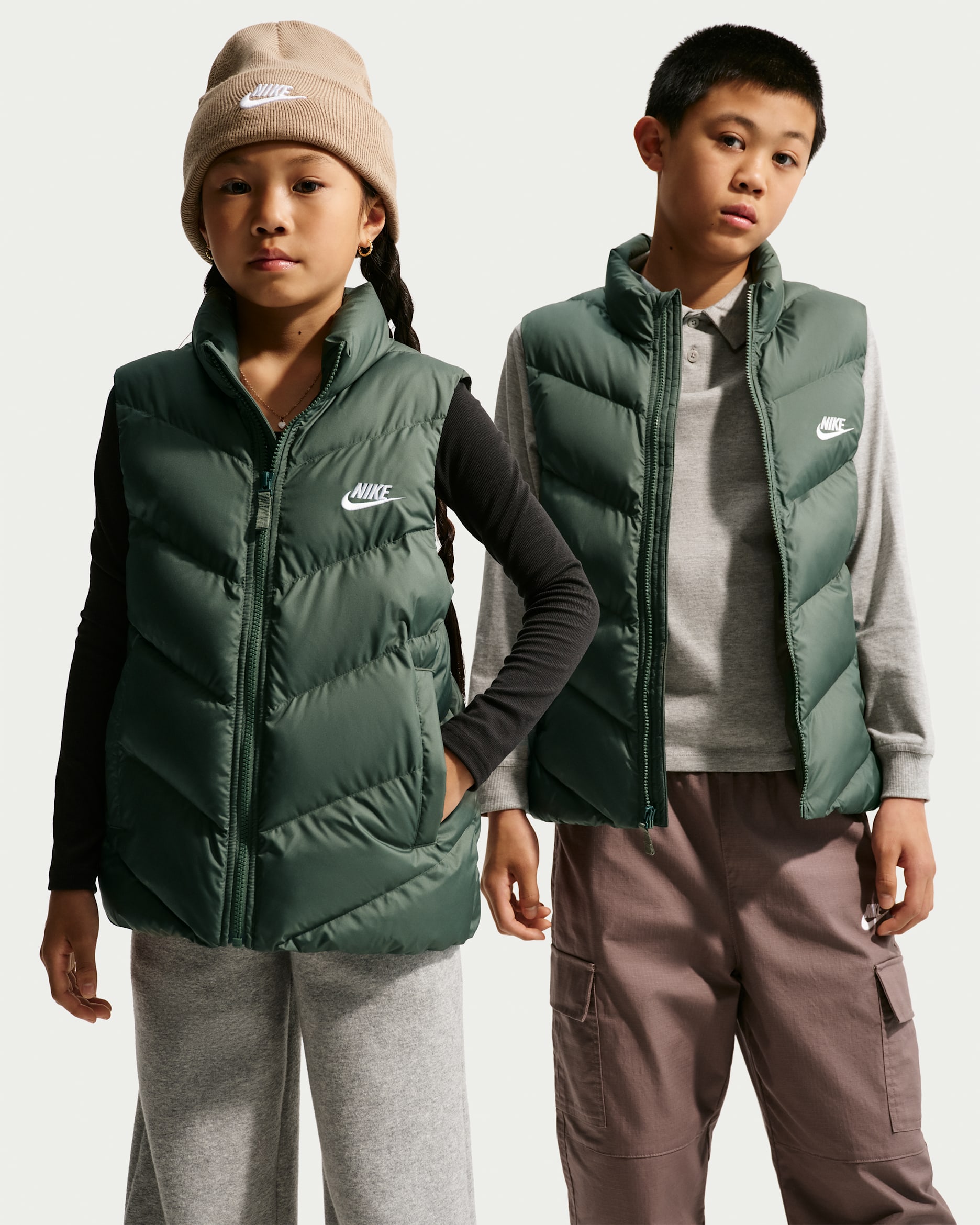 Pufferväst Nike Sportswear All Day Play Therma-FIT med ledig passform för ungdom - Camo Green/Vit