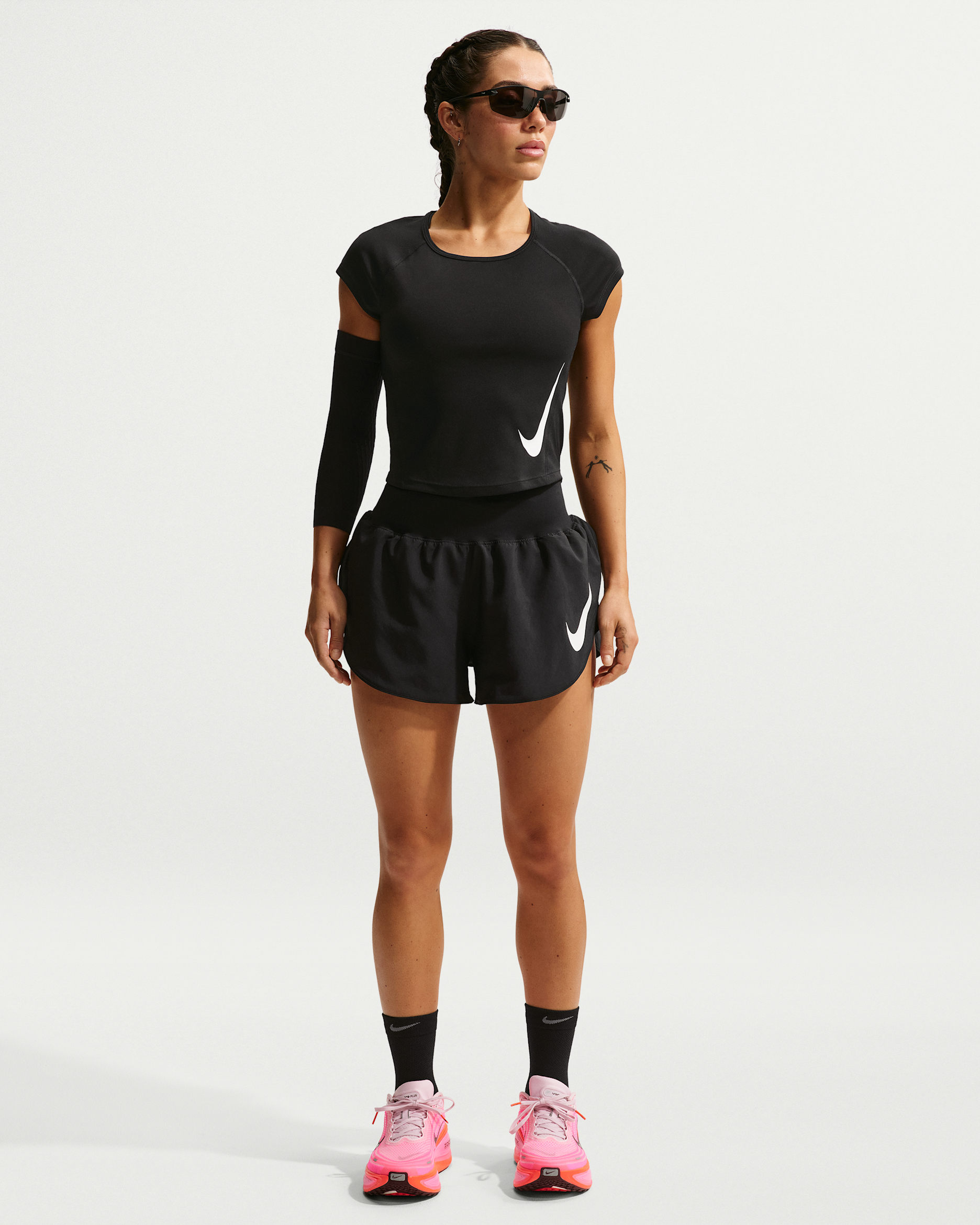 Shorts de correr Dri-FIT de tiro medio con forro de ropa interior para mujer Nike Tempo Flow Swoosh - Negro/Blanco
