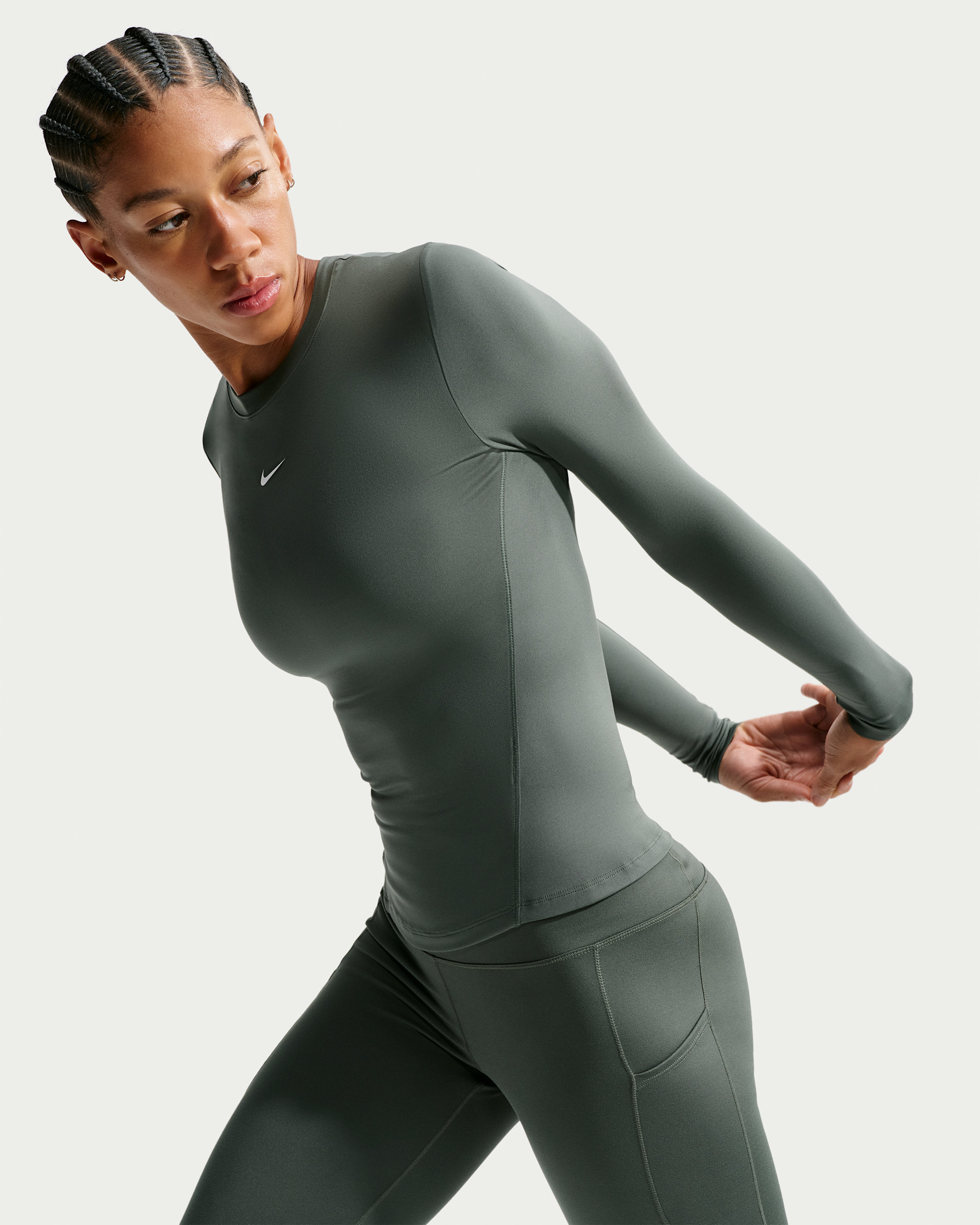Nike One Fitted Dri-FIT Longsleeve-Oberteil für Damen - Camo Green/Weiß