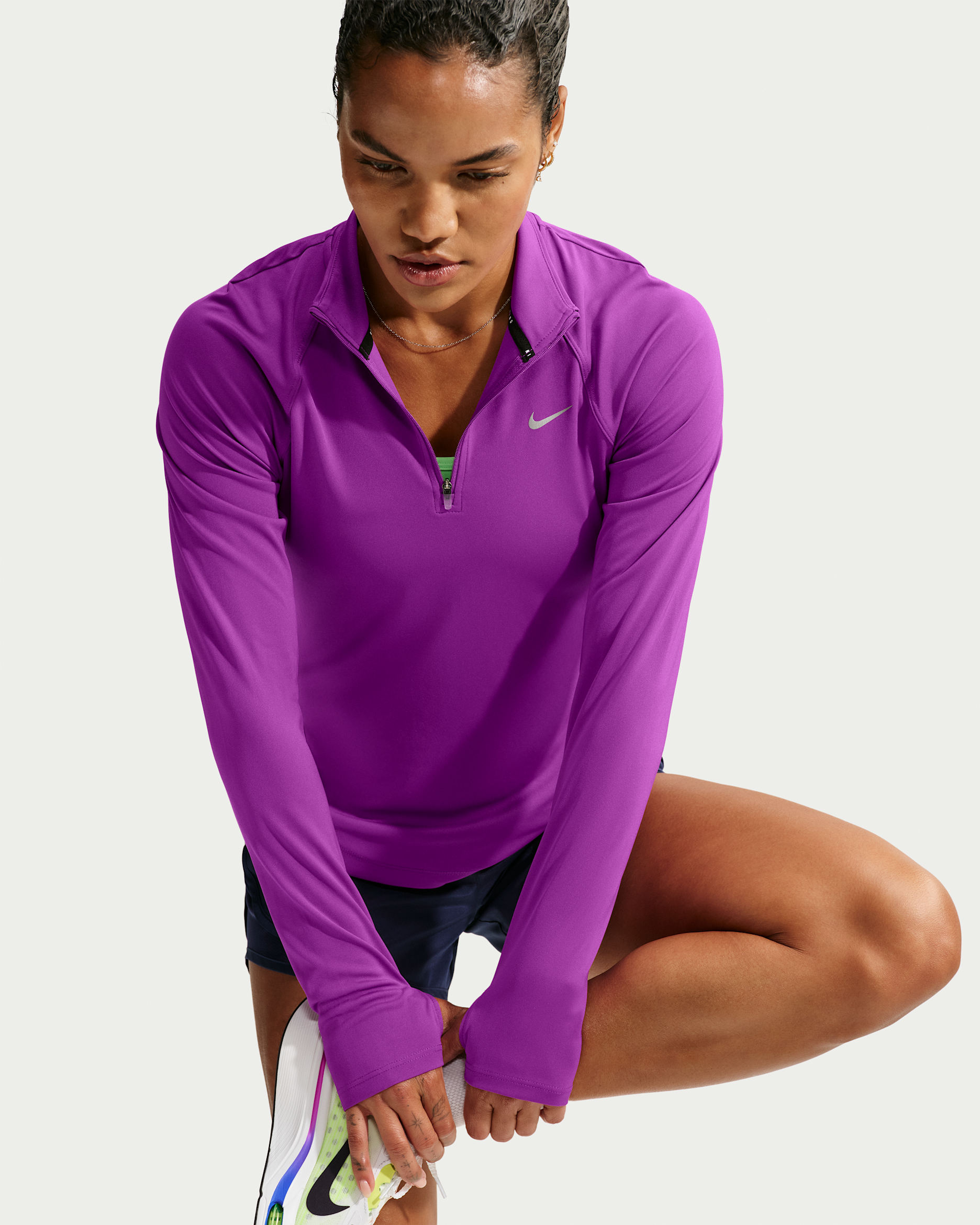 Playera de correr Dri-FIT de cierre de 1/4 para mujer Nike Tempo - Baya resaltado