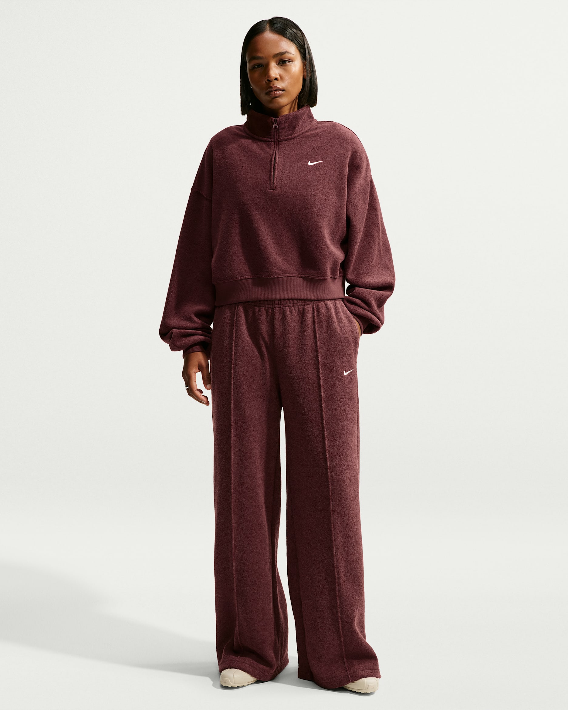 Pants de tiro medio y pierna amplia para mujer Nike Studio Fleece Medium-Weight Plush - Dátil místico/Vela