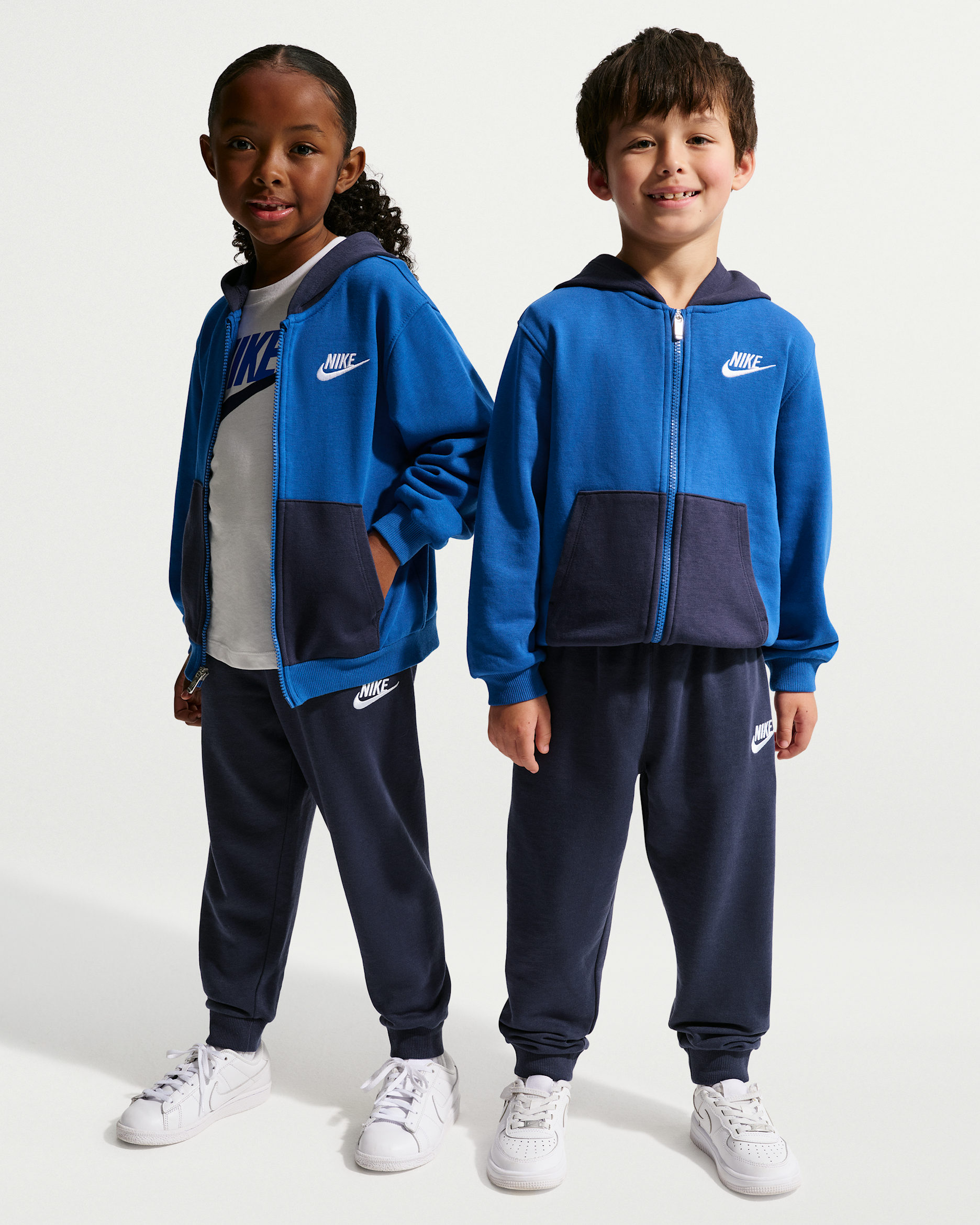 Nike Lifestyle 3-teiliges Set aus Hoodie und T-Shirt für jüngere Kinder - Midnight Navy