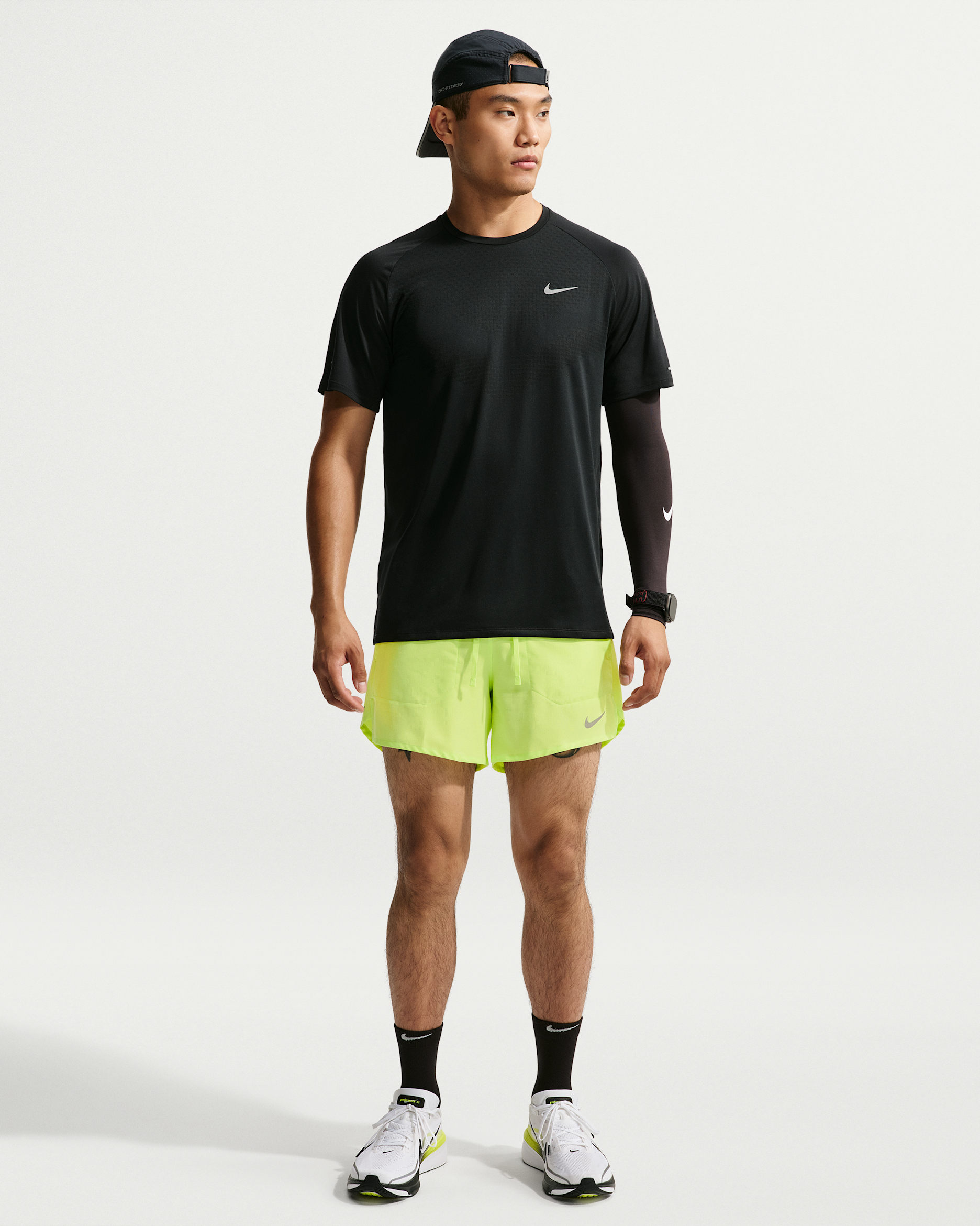 Shorts de correr Dri-FIT de 13 cm con forro de ropa interior para hombre Nike Stride - Toque de limón claro