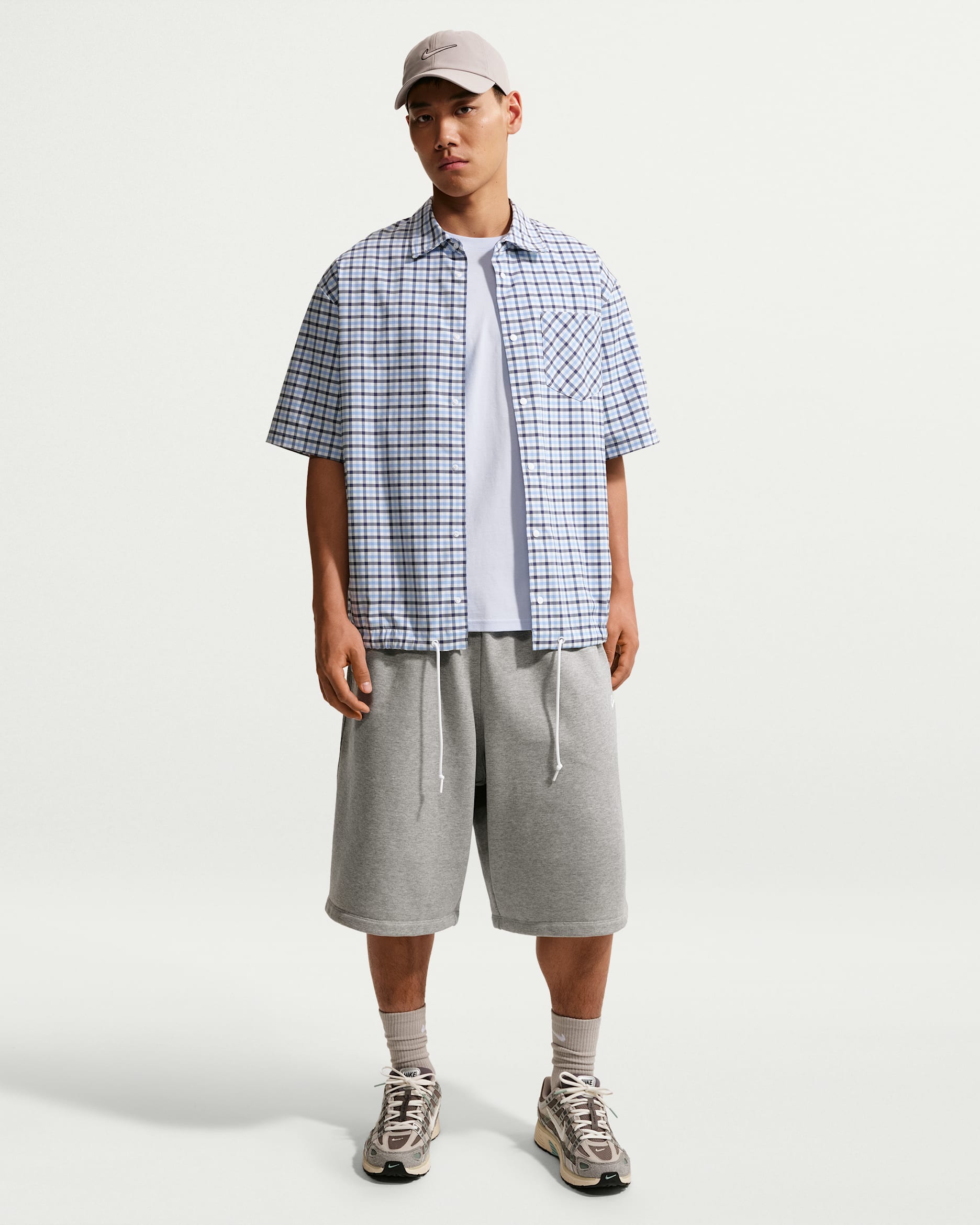 กางเกงขาสั้นผ้าเฟรนช์เทรีทรงโอเวอร์ไซส์ผู้ชาย Nike Sportswear Club - Dark Grey Heather/Light Smoke Grey/ขาว