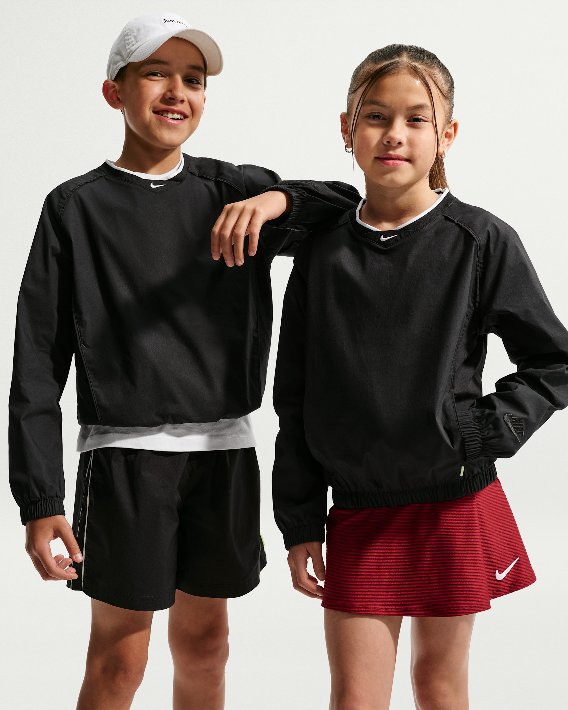 Nike Sportswear szőtt, V-nyakú, hosszú ujjú felső nagyobb gyerekeknek - Fekete/Fekete/Fekete/Fekete