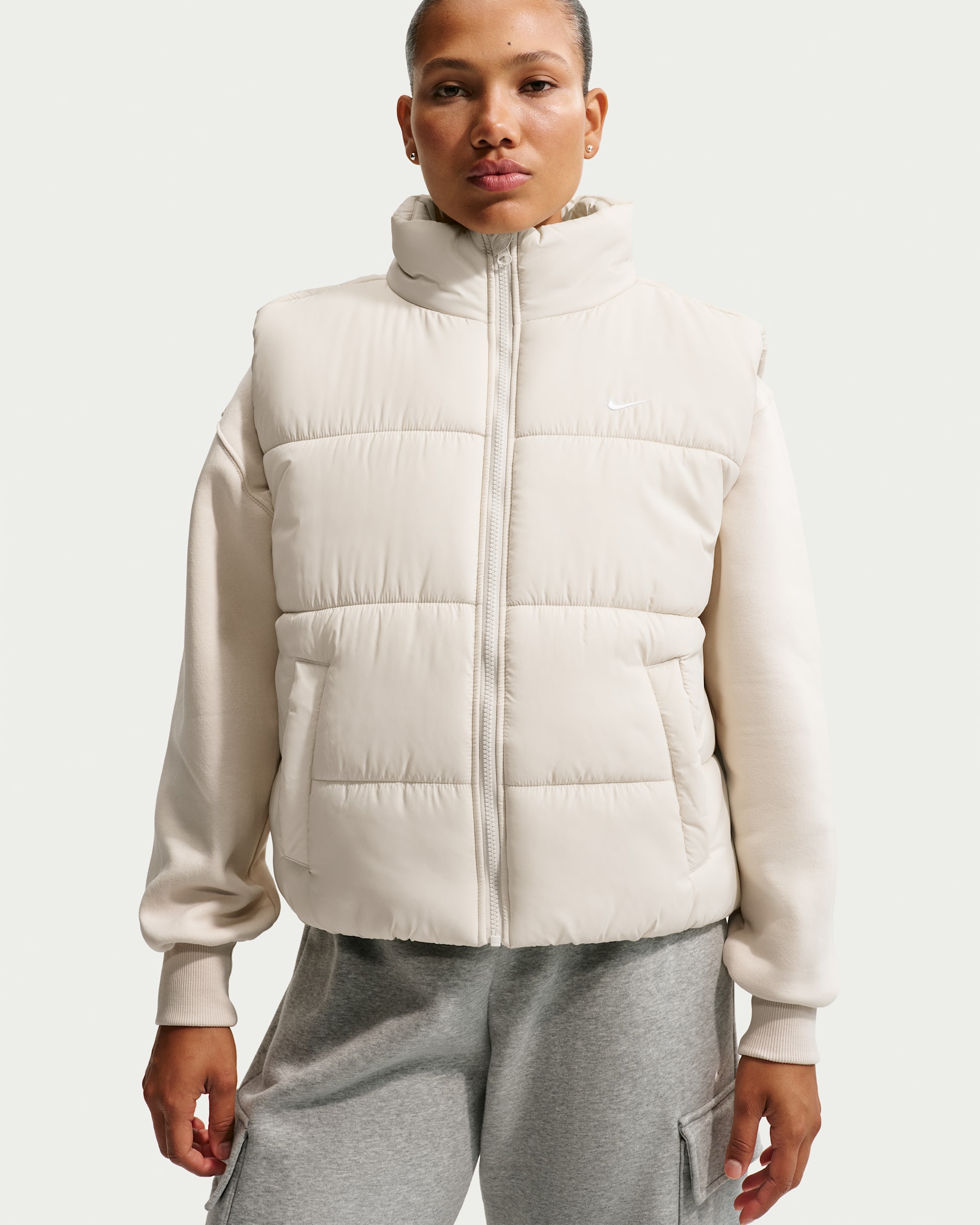 Nike Sportswear Classic Puffer Chaleco de ajuste holgado Therma-FIT - Mujer - Light Bone/Blanco