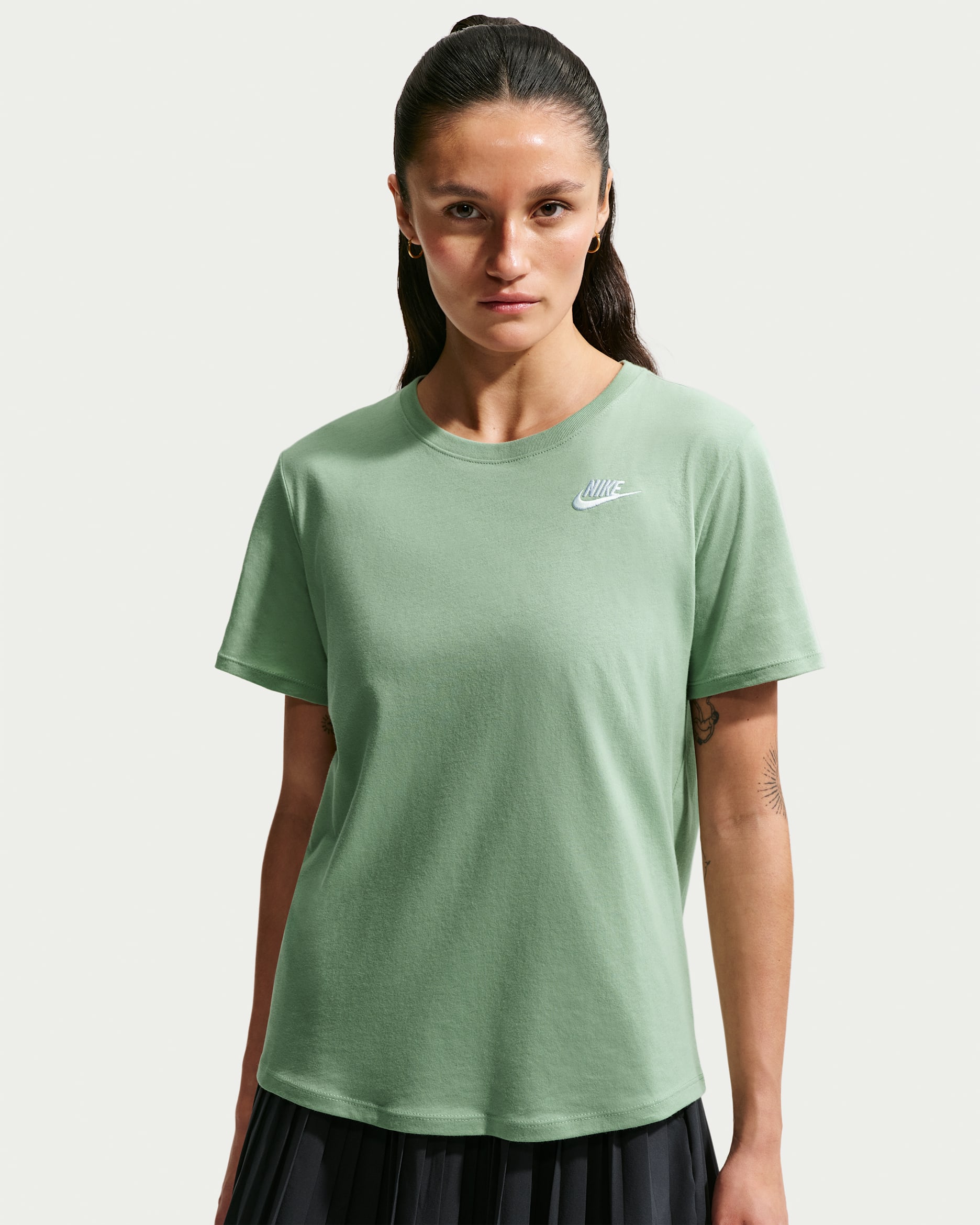 Nike Sportswear Club Essentials T-skjorte til dame - Steam/Hvit