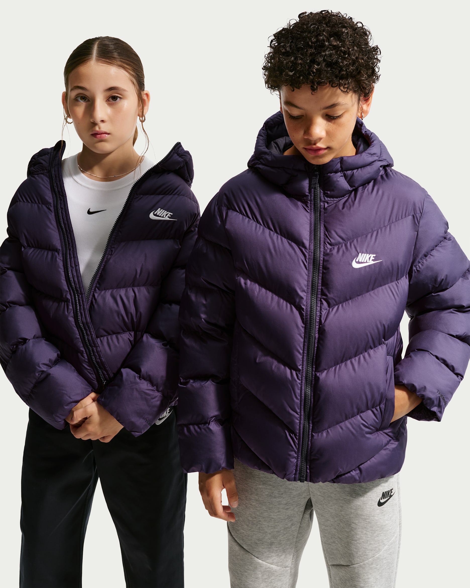 Nike Sportswear All Day Play Therma-FIT-Puffer-Jacke mit weiter Passform (ältere Kinder) - Purple Dynasty/Weiß