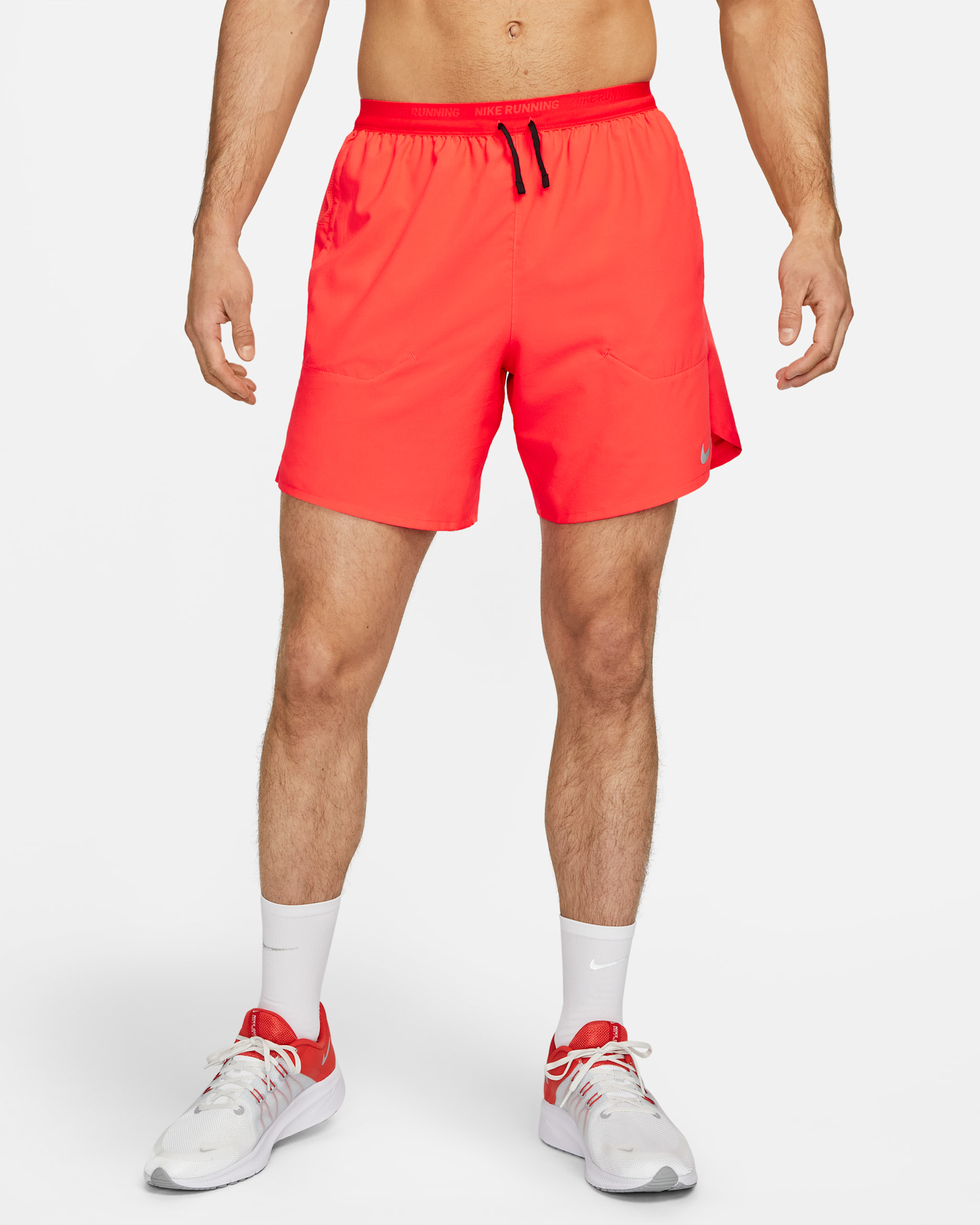 Shorts de correr Dri-FIT de 18 cm con forro de ropa interior para hombre Nike Stride - Carmesí brillante/Negro