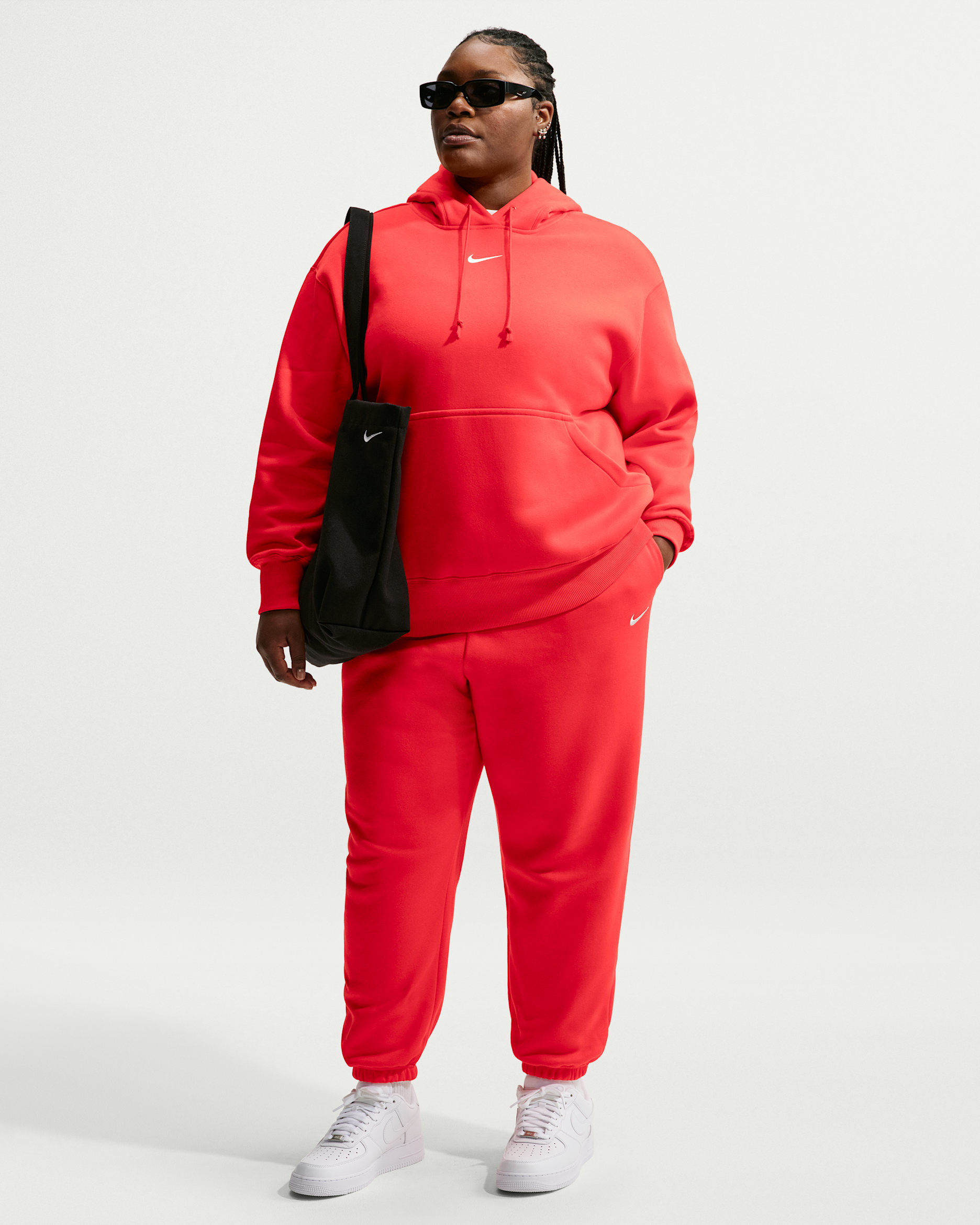 Pants de entrenamiento oversized de cintura alta para mujer (talla grande) Nike Sportswear Phoenix Fleece - Carmesí claro/Vela