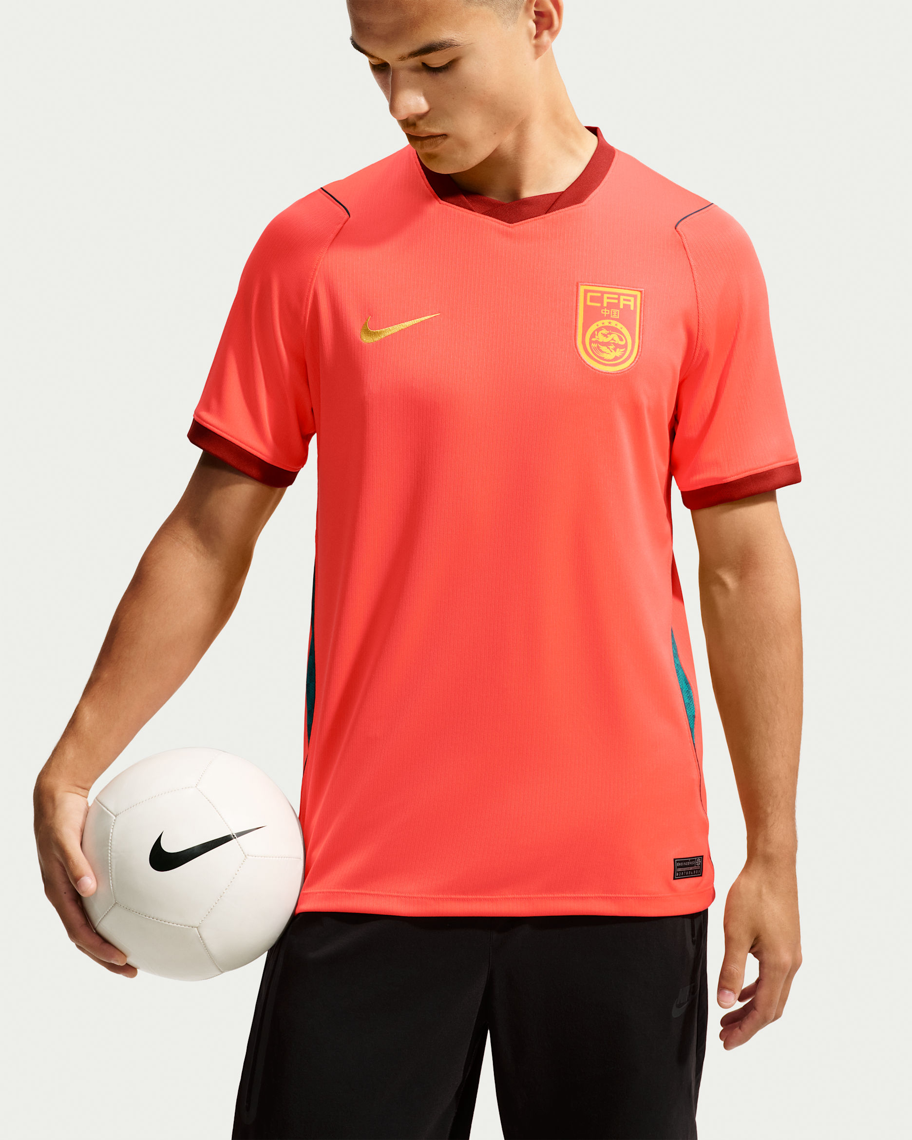 Jersey de fútbol Nike Dri-FIT Replica de China local 2026 Stadium para hombre - Carmesí brillante/Rojo team/Turquesa medianoche/Amarillo ocre
