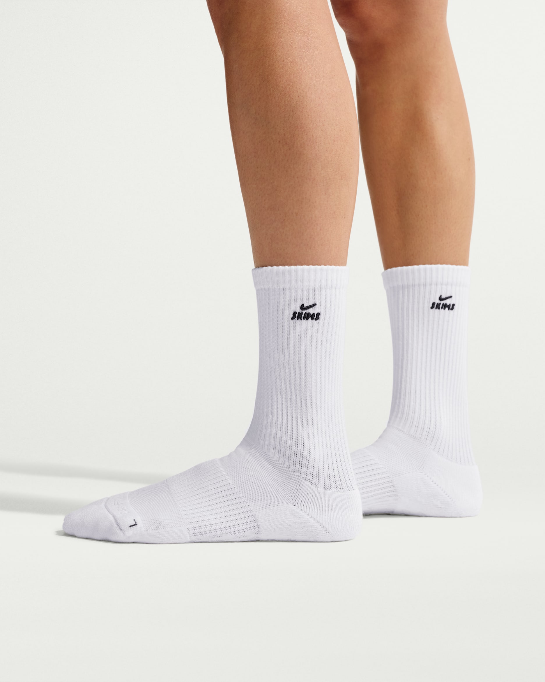 NikeSKIMS ウィメンズ ピラティス クルーソックス (1 足) - NSKM Snow/NSKM Obsidian