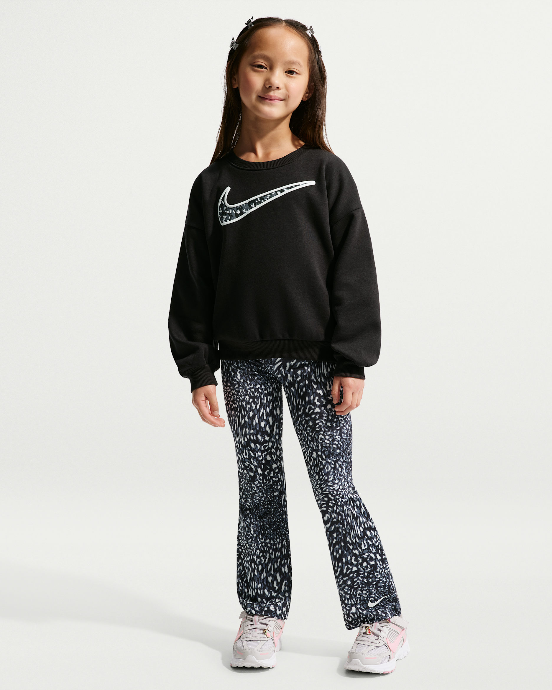 Nike Set aus Rundhalsshirt und bedruckten Leggings für jüngere Kinder - Schwarz