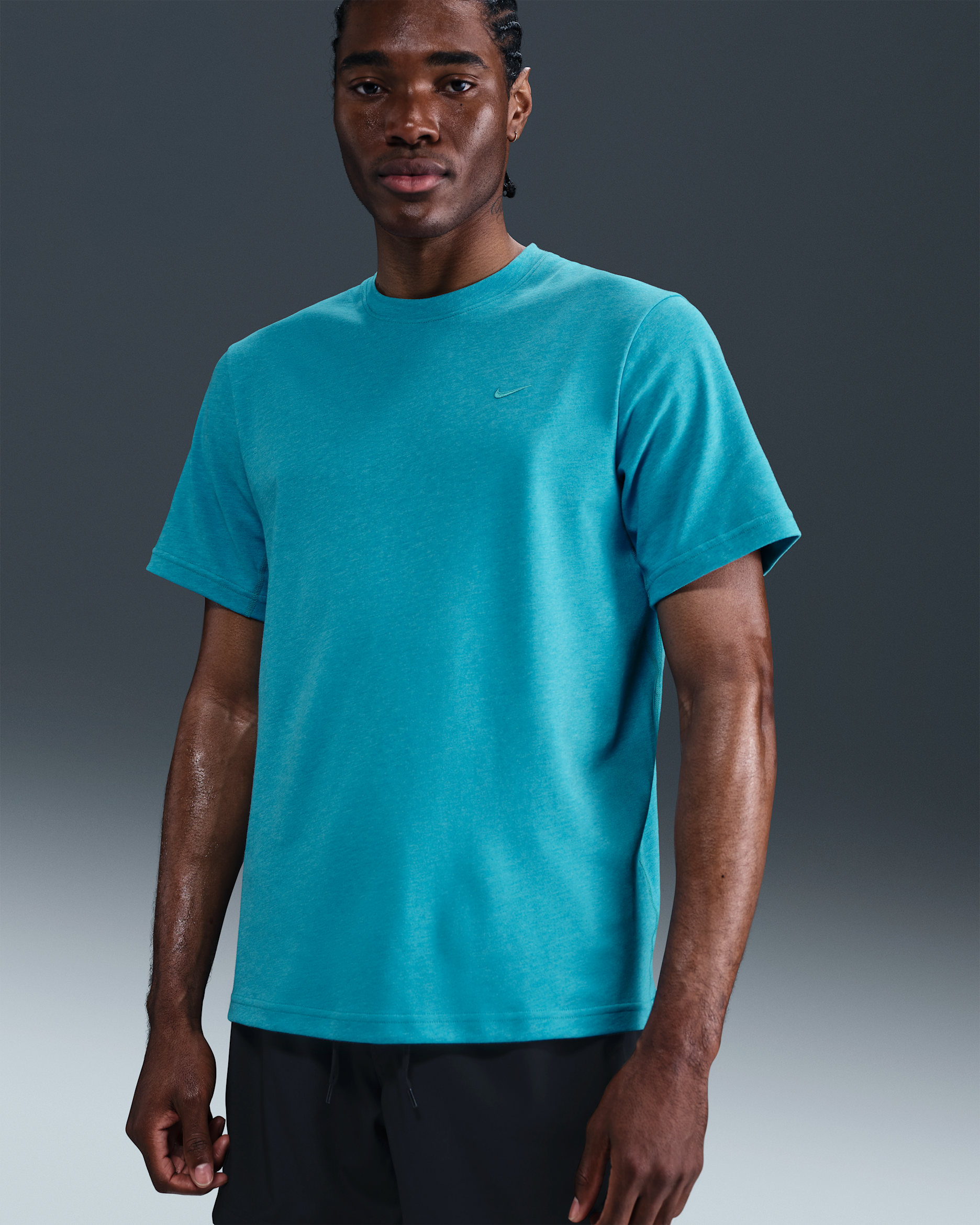 Playera versátil de manga corta para hombre Nike Primary - Cactus empolvado/Jaspeado/Cactus empolvado